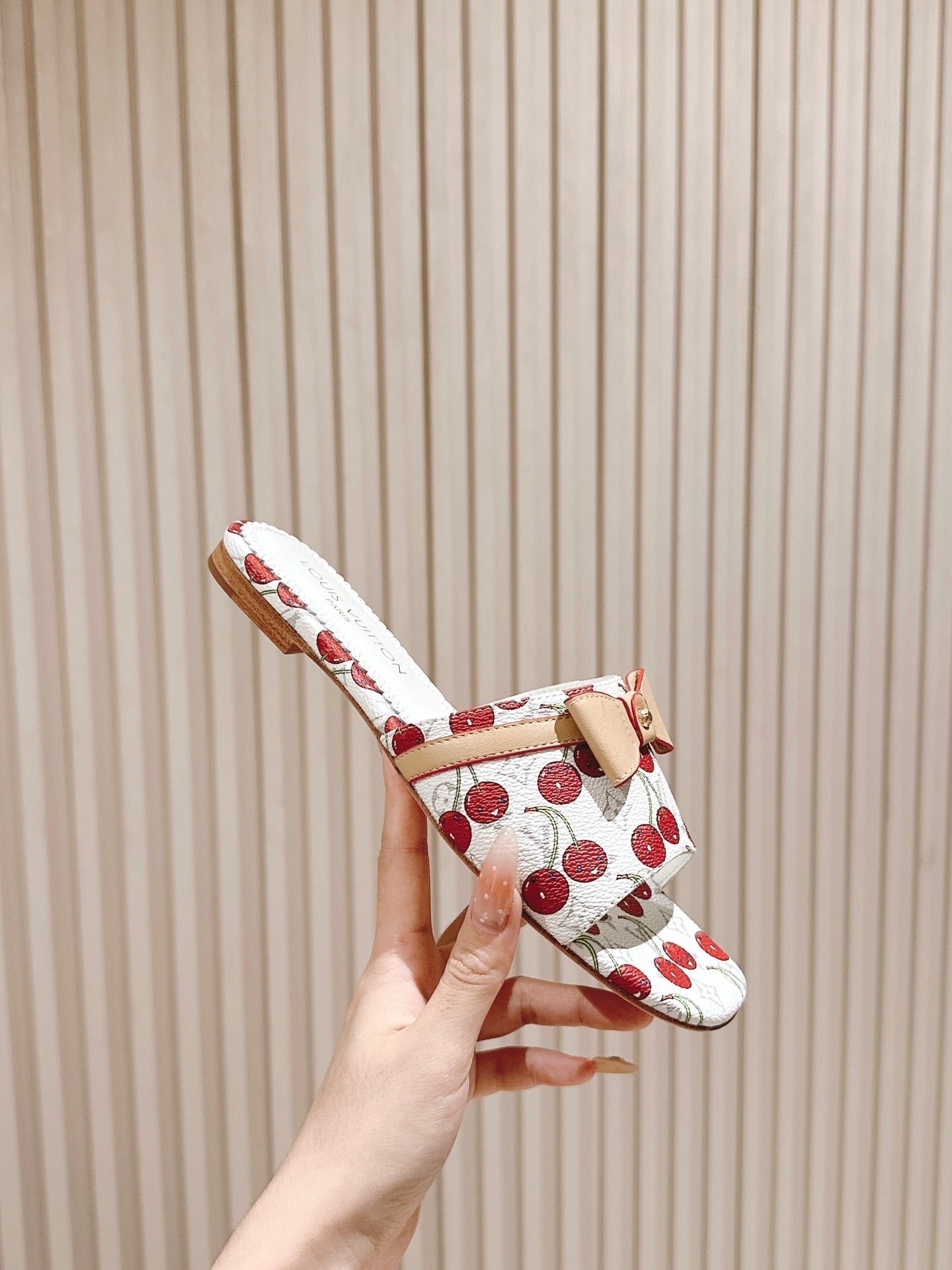 LV 26ss Slippers White Red Genuine Leather 656915