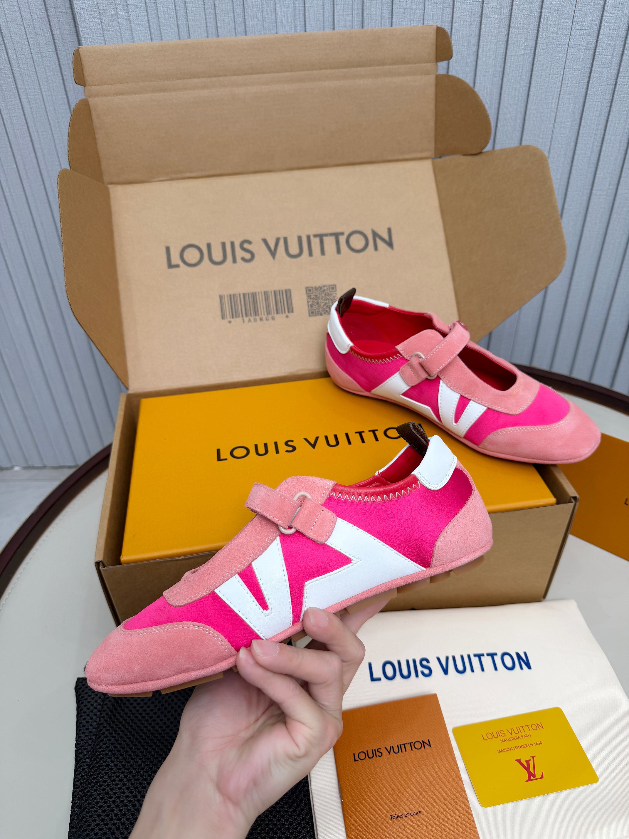 LV 26ss Sneakerina Mary Jane Pink White Suede 674021