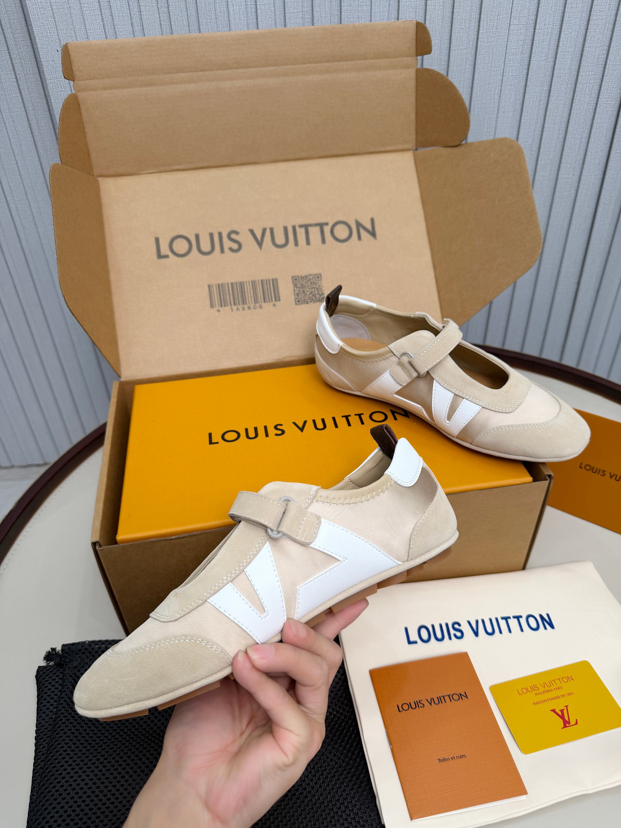 LV 26ss Sneakerina Mary Jane Beige White Suede Cowhide 674024