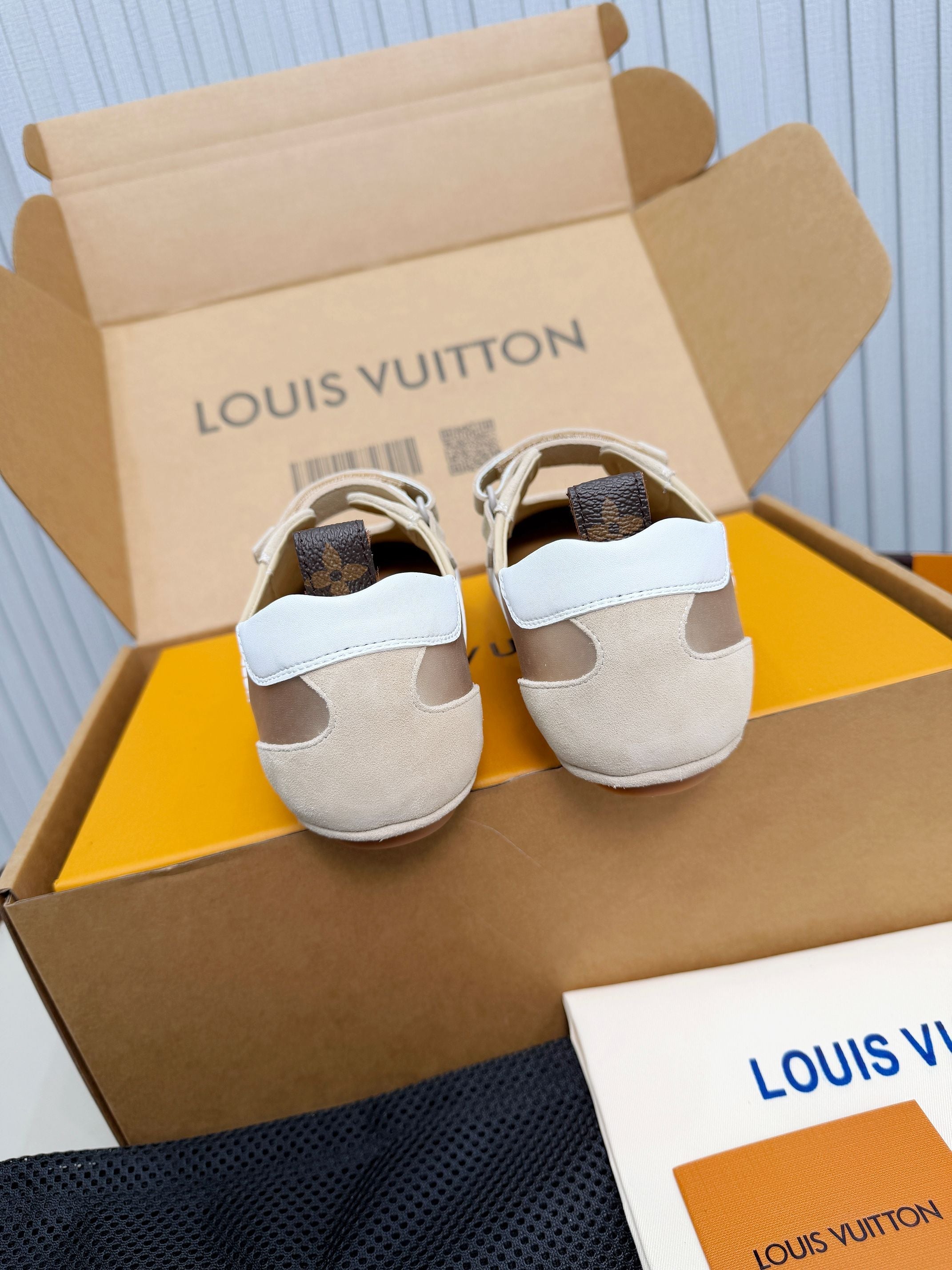LV 26ss Sneakerina Mary Jane Beige White Suede Cowhide 674024