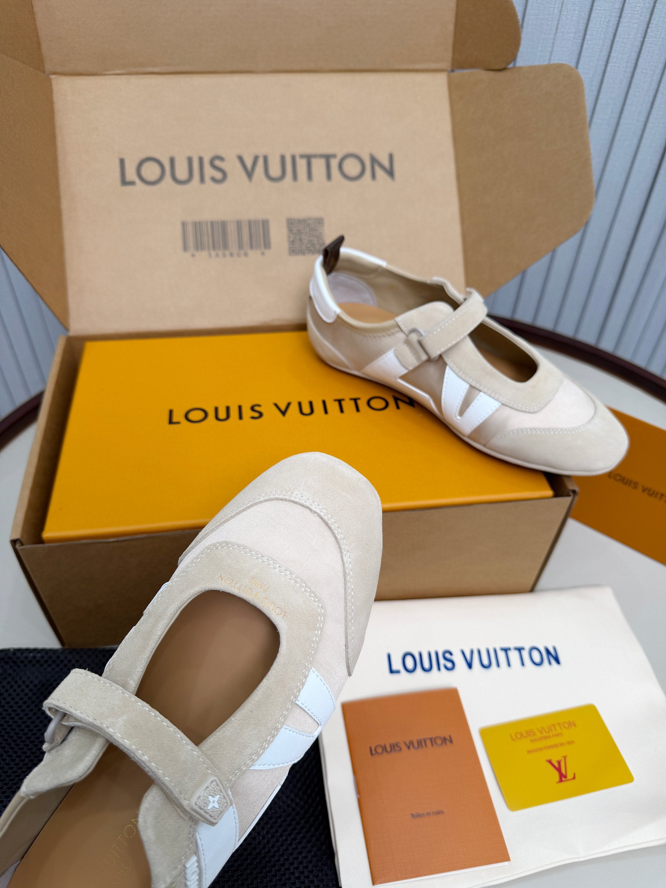 LV 26ss Sneakerina Mary Jane Beige White Suede Cowhide 674024