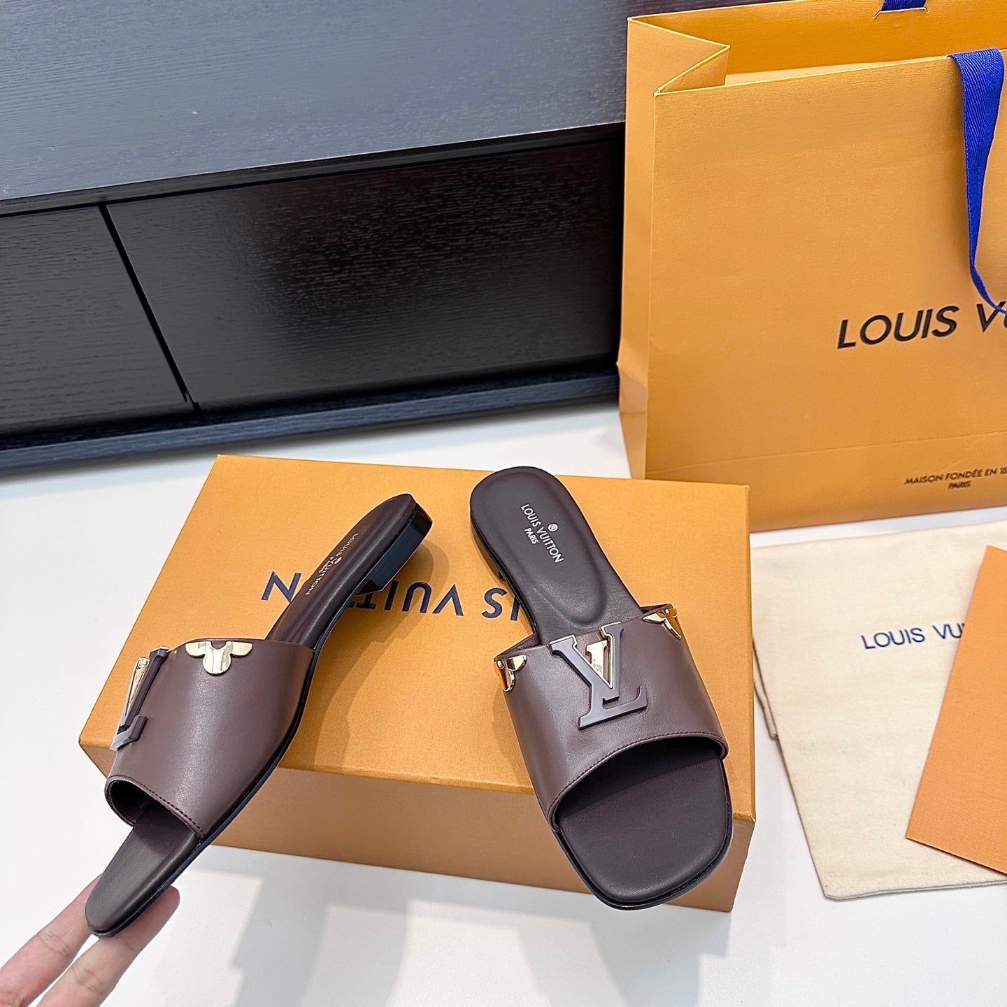 LV 26s V-Buck Sandals Chocolate Brown Calfskin 622403