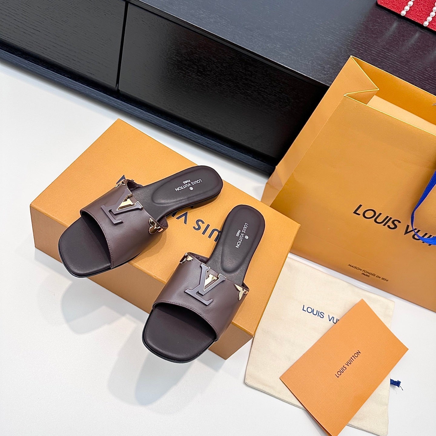 LV 26s V-Buck Sandals Chocolate Brown Calfskin 622403