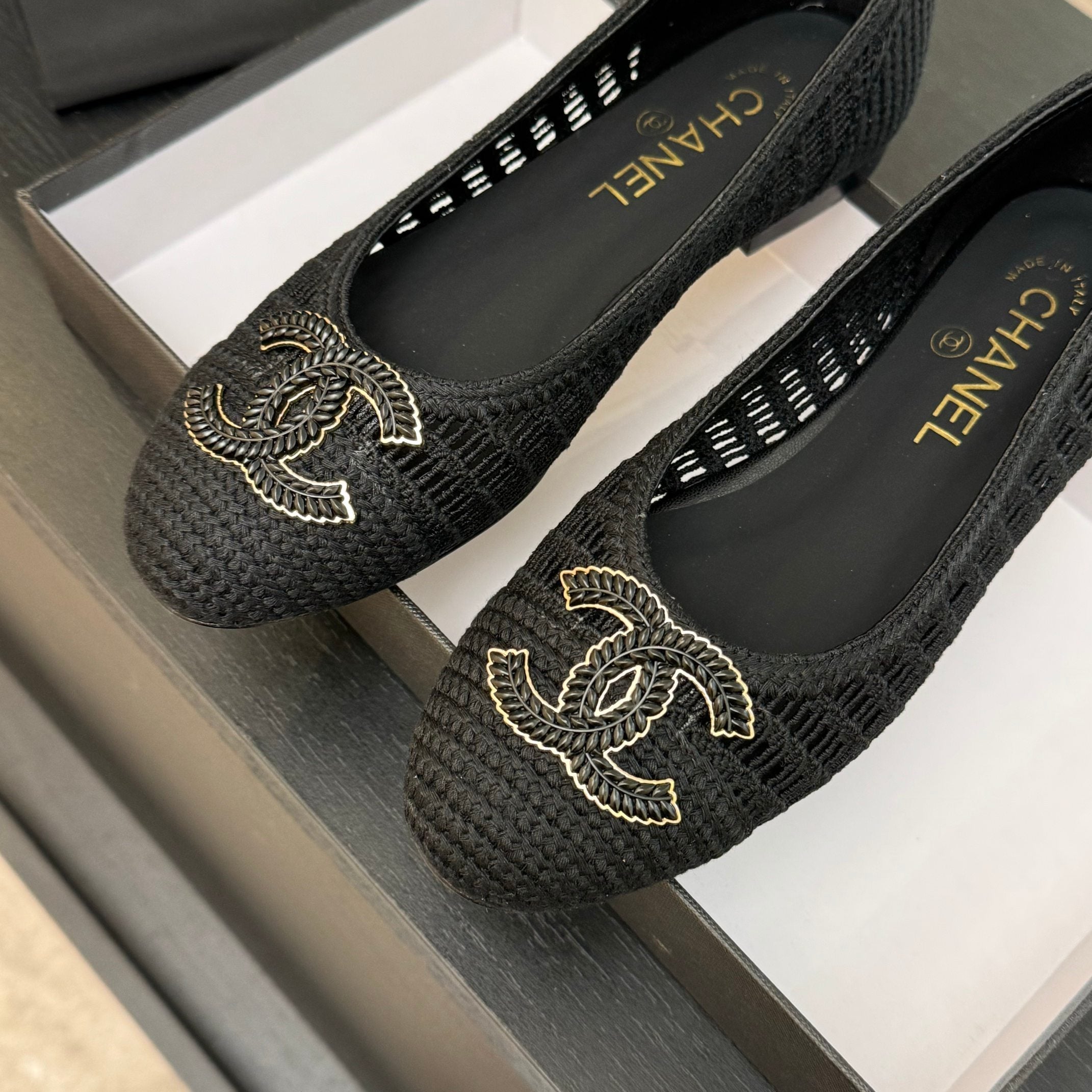 CC 25P Ballet Flat Black Raffia Large Logo