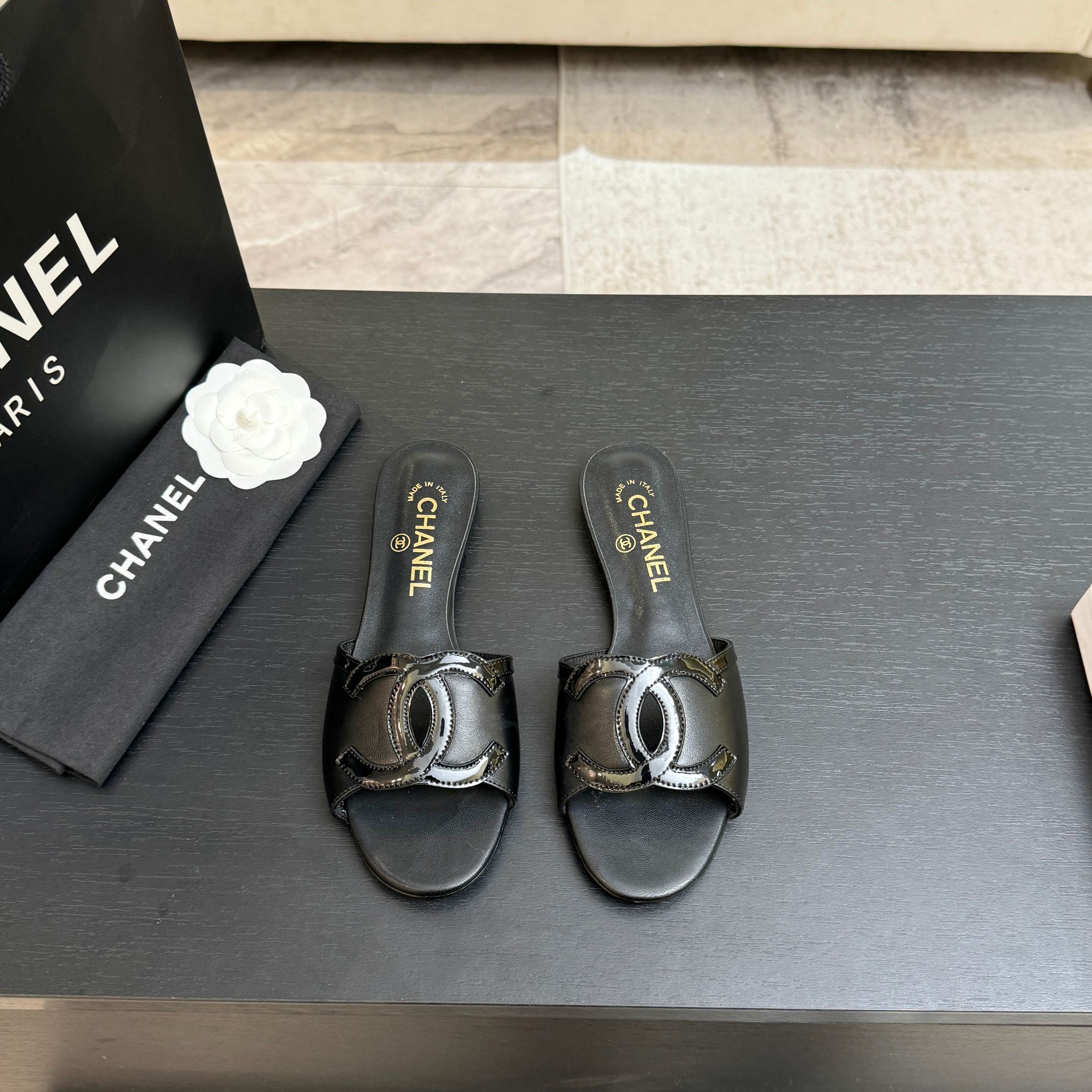CC 2026 Flat Slippers Black Sheepskin Double C 700456