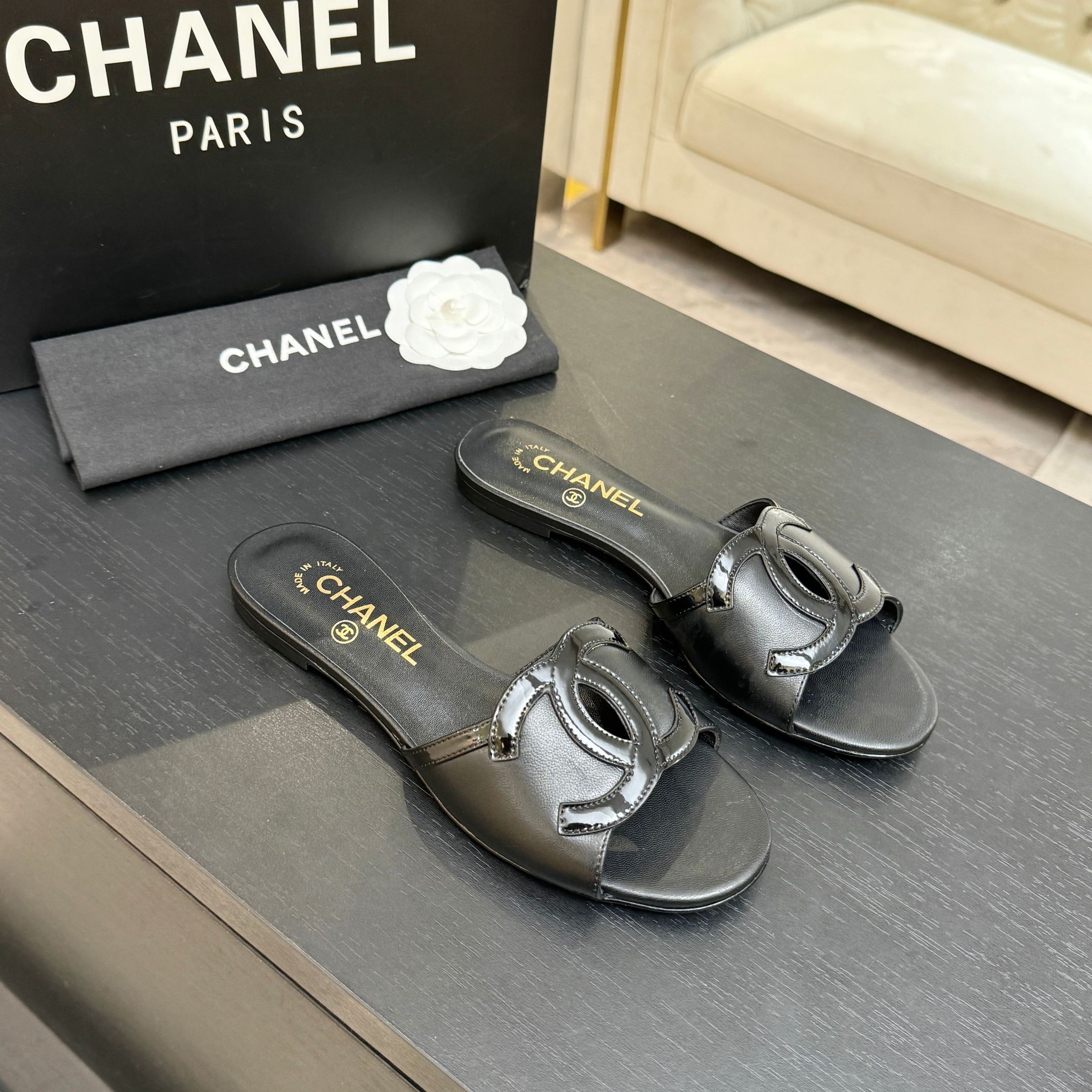 CC 2026 Flat Slippers Black Sheepskin Double C 700456
