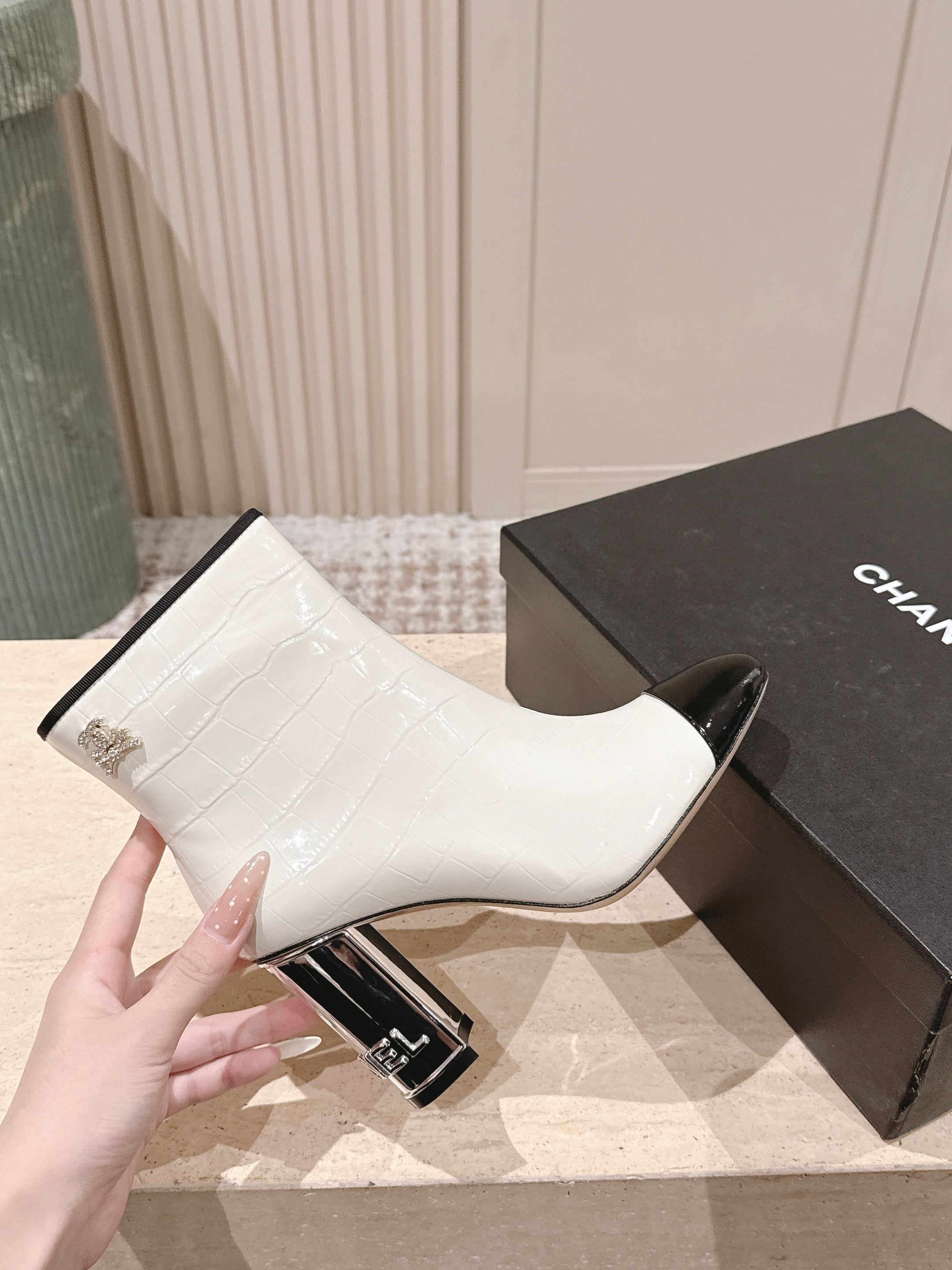 CC high-heeled ankle boots white black patent calfskin 532830