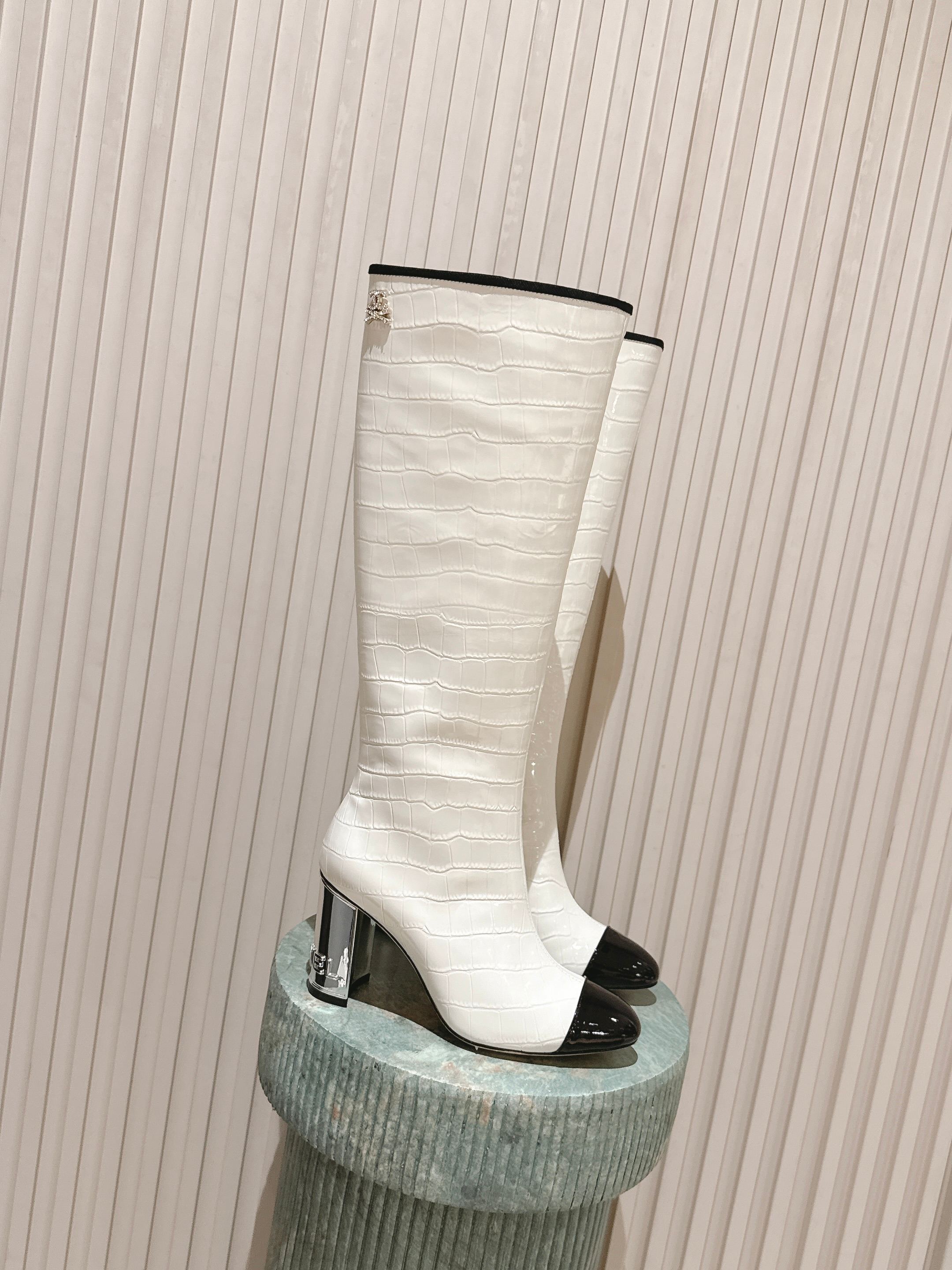 CC high-heeled boots white black patent calfskin 532834