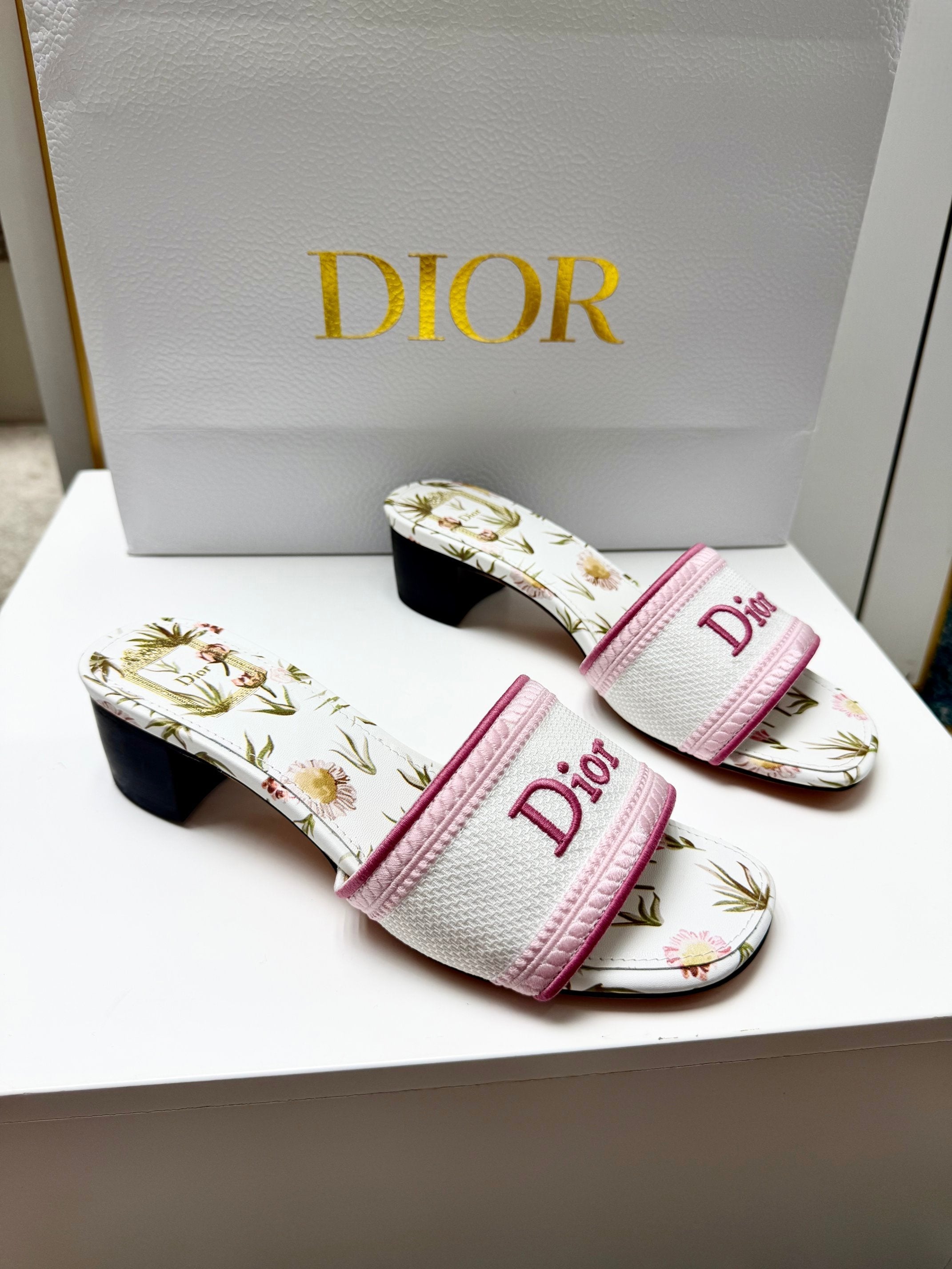 CD 26s Floral Embroidered Sandals White Pink Canvas 683033