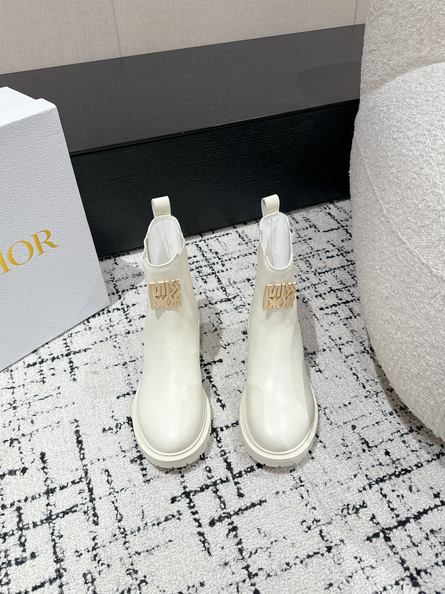 CD Miss Dior Chelsea Boots In White Calfskin  103728