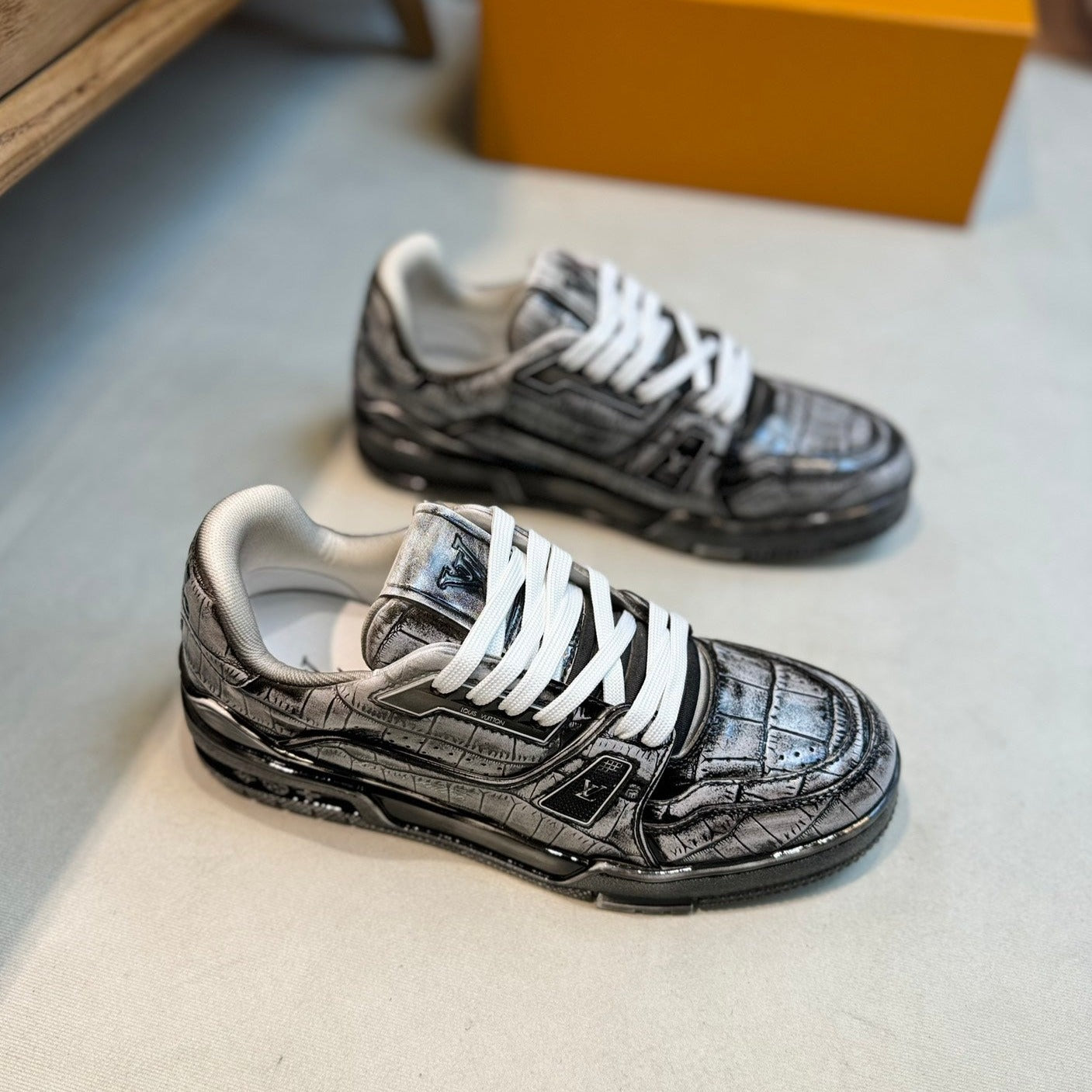 LV MEN'S LUXURY DESIGNER SPORTS BLACK SNEAKERS