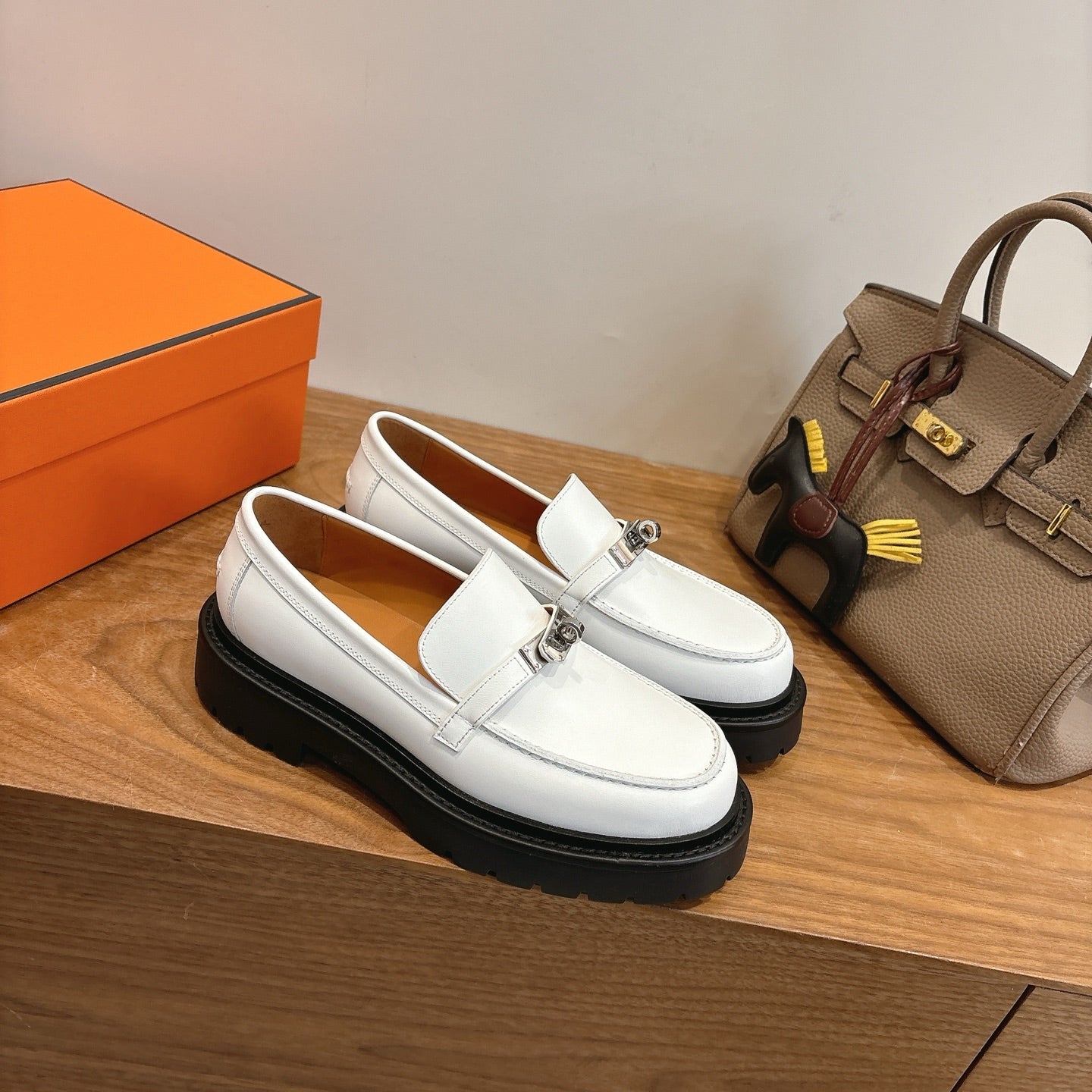 HM 26ss Loafers White Calfskin Sliver Buckle 638427