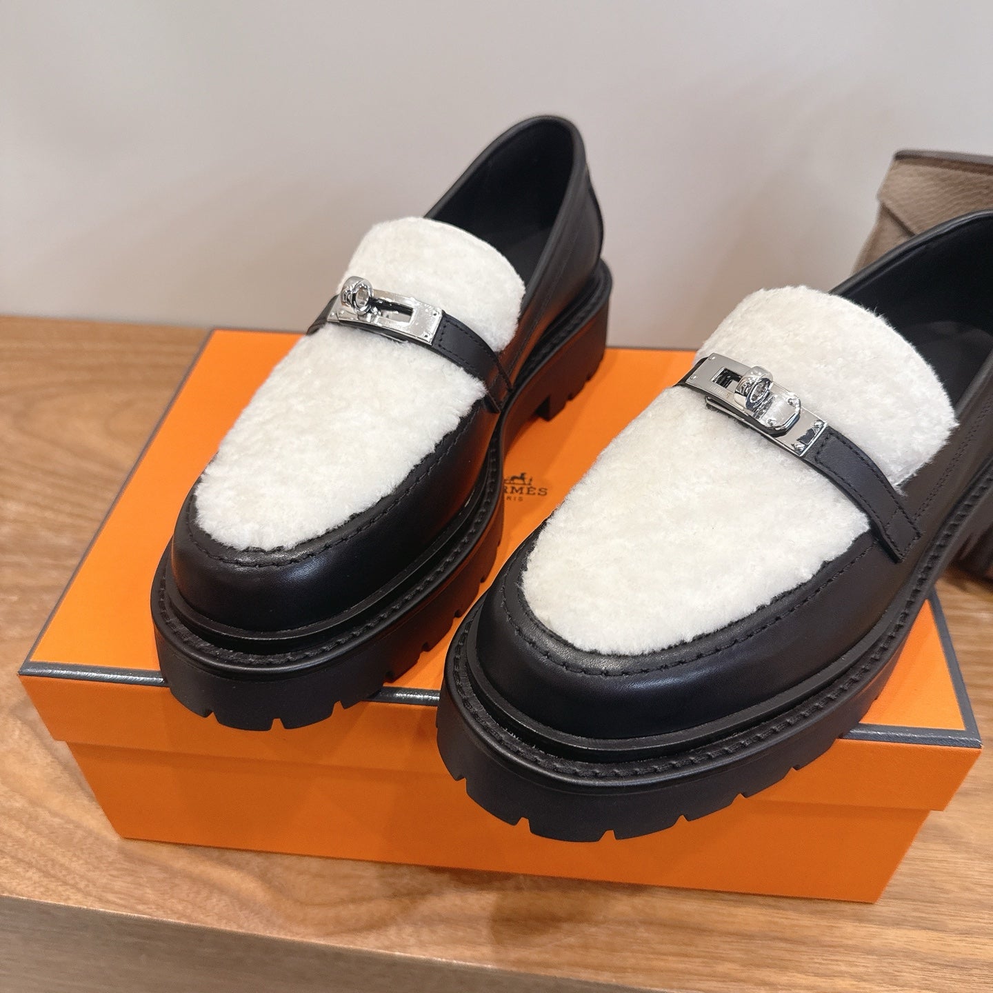 HM 26ss Loafers Black White Wool Calfskin 638439