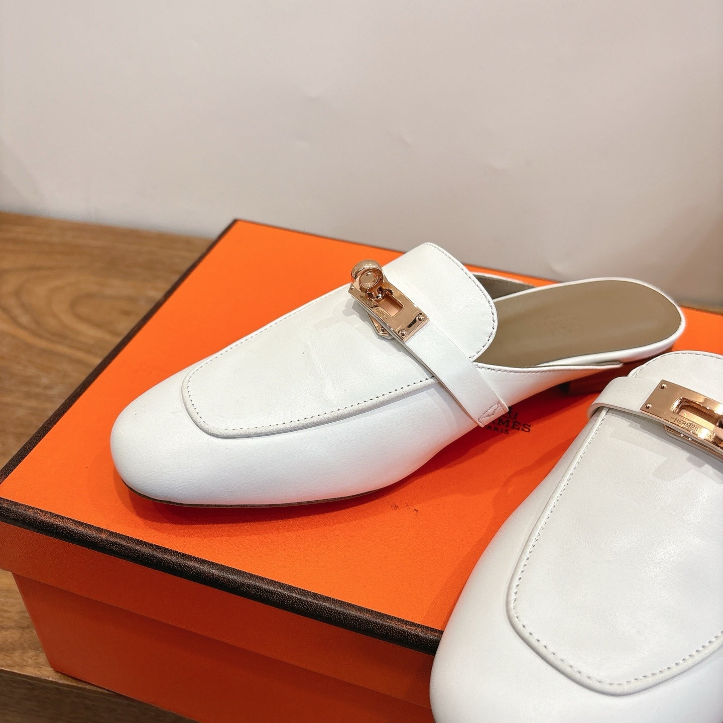 HM 26ss Mule White Calfskin Gold Buckle 638471
