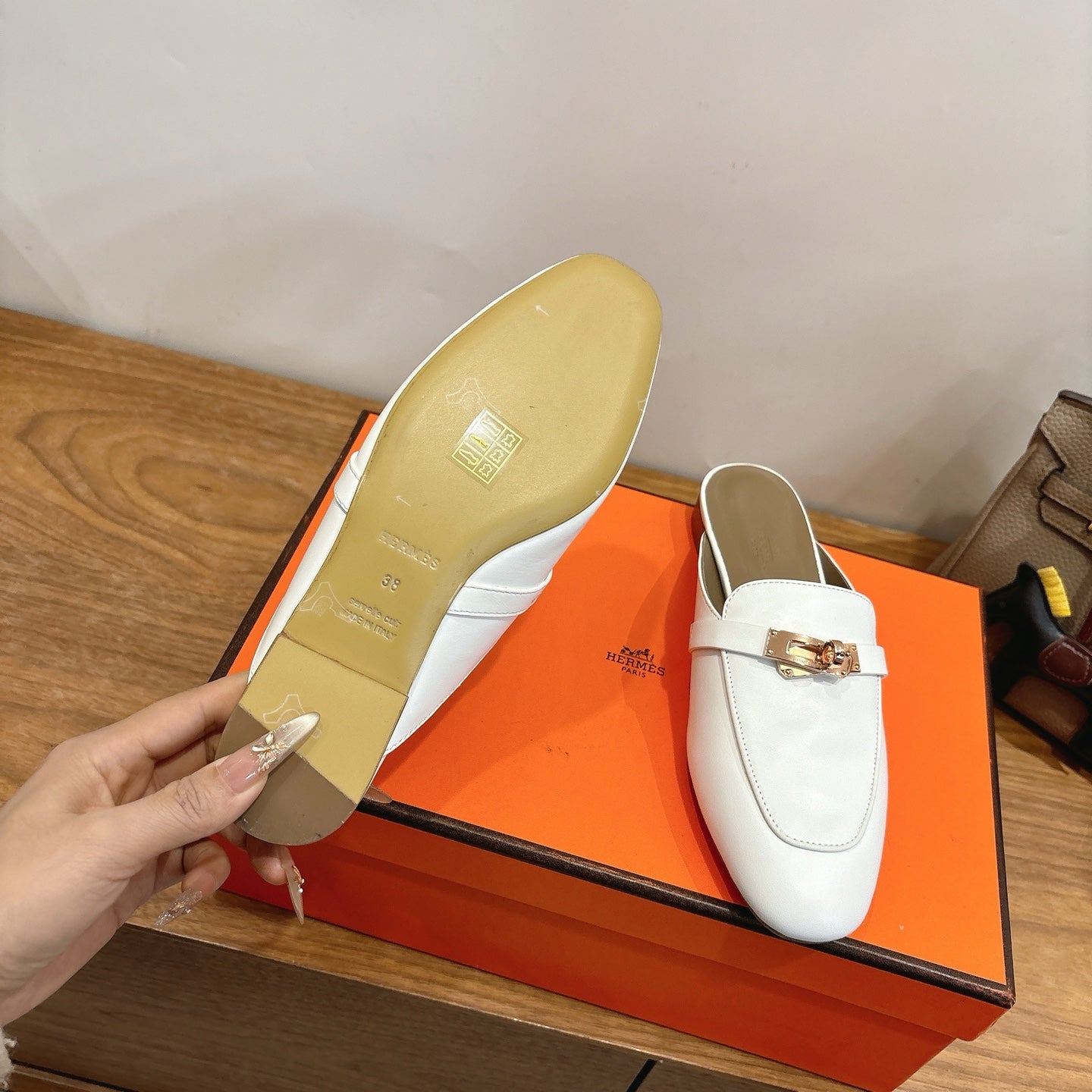 HM 26ss Mule White Calfskin Gold Buckle 638471