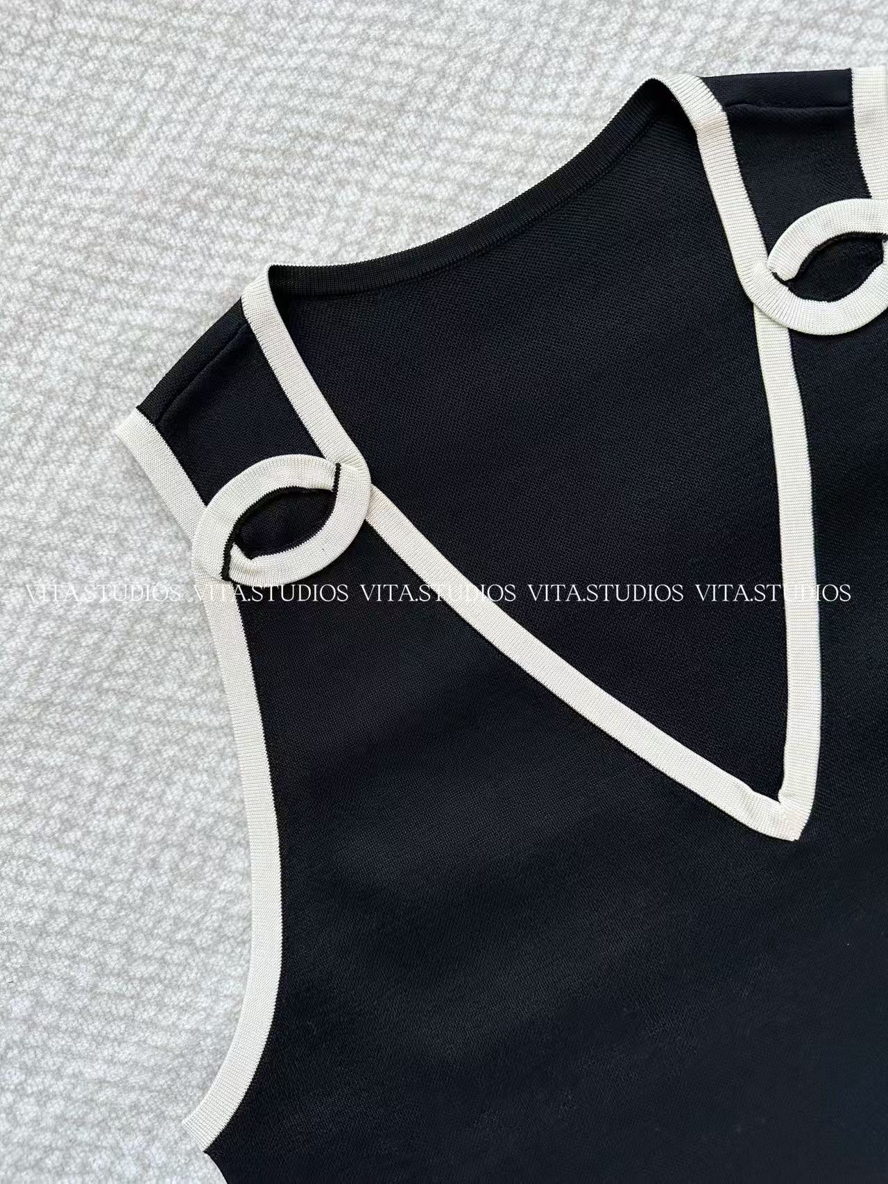 Chanel 2026 Color-blocked V-neck Knit Vest Soie Silk 377548