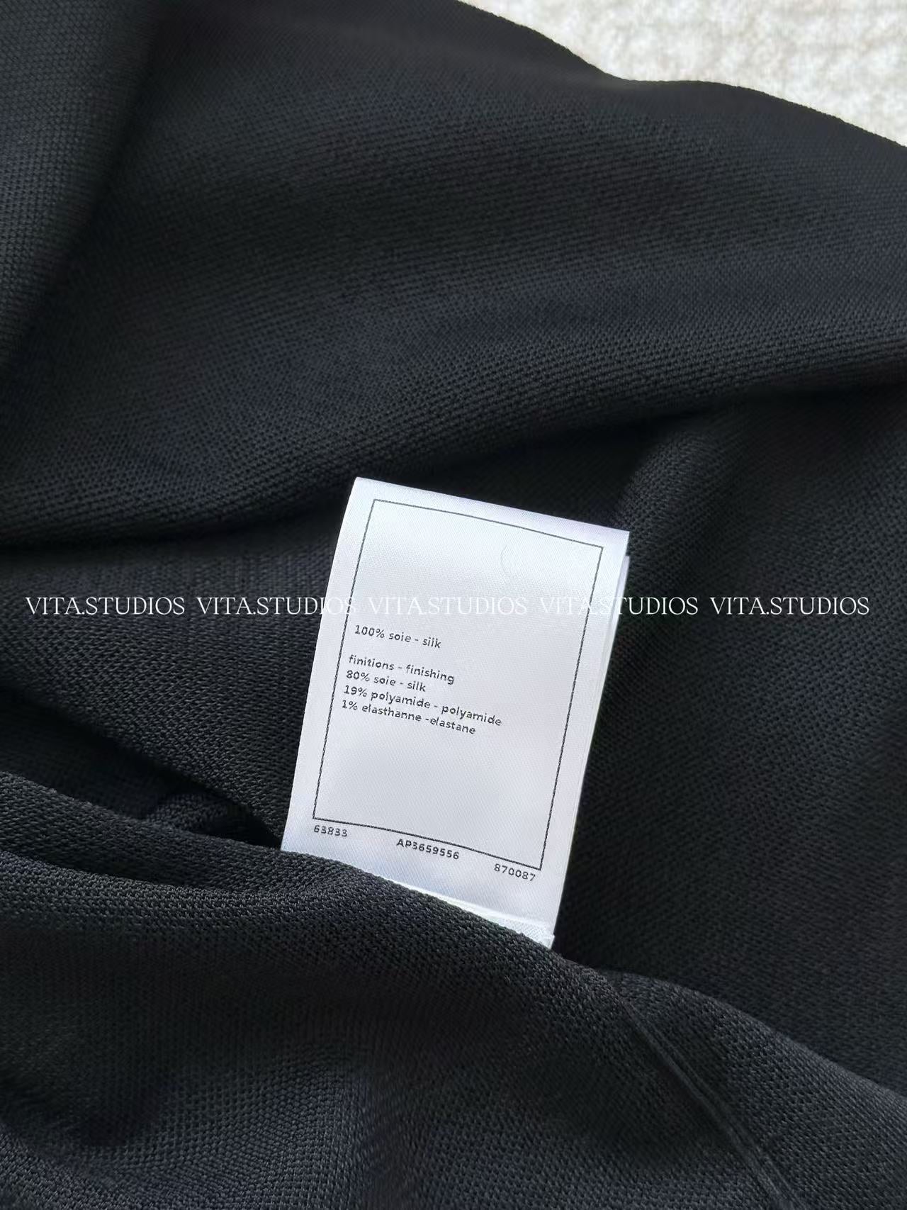 Chanel 2026 Color-blocked V-neck Knit Vest Soie Silk 377548