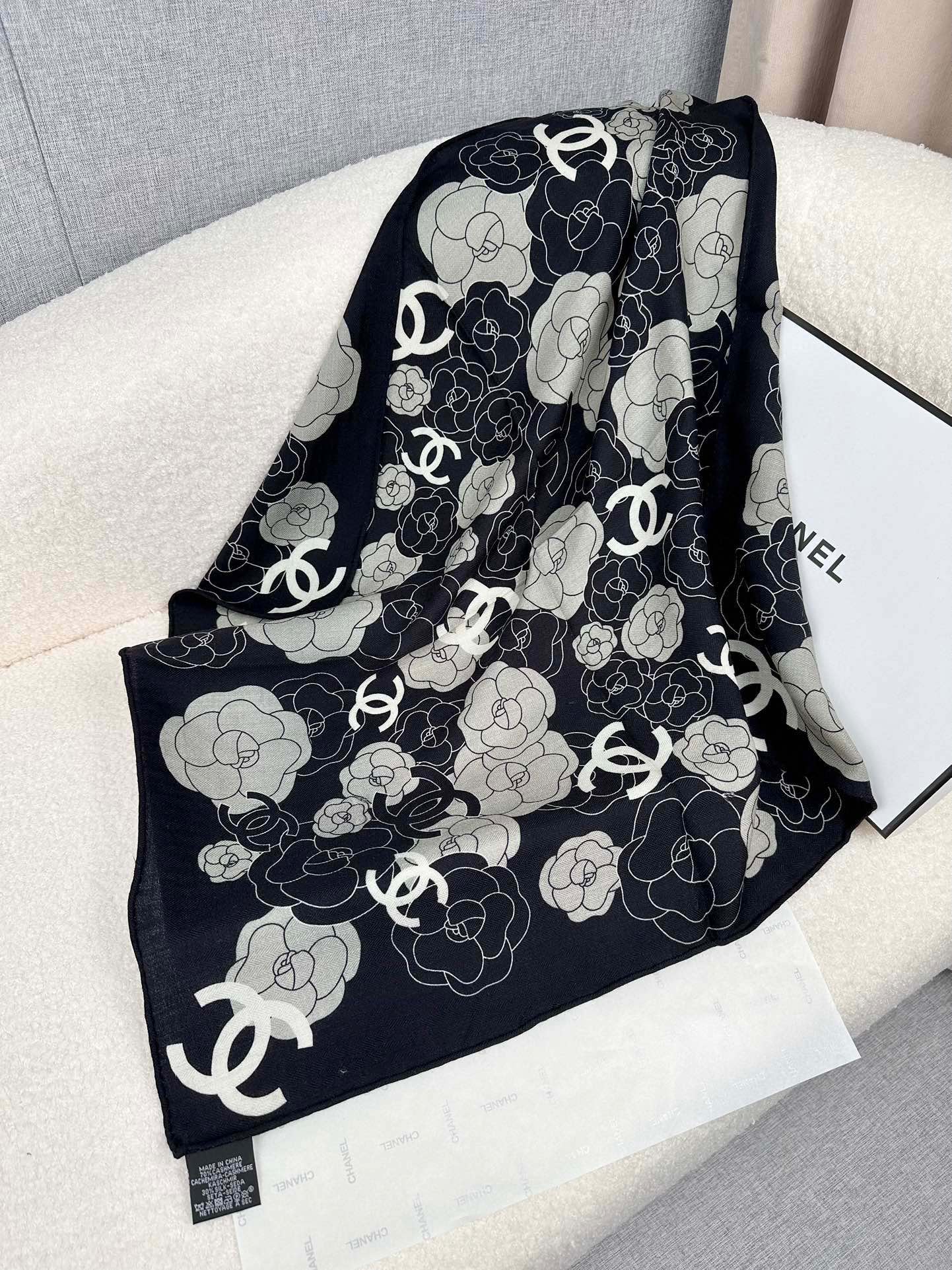 CC Square Scarf 70 CM In Black Mix Grey Camellia Cashmere And Silk 367380