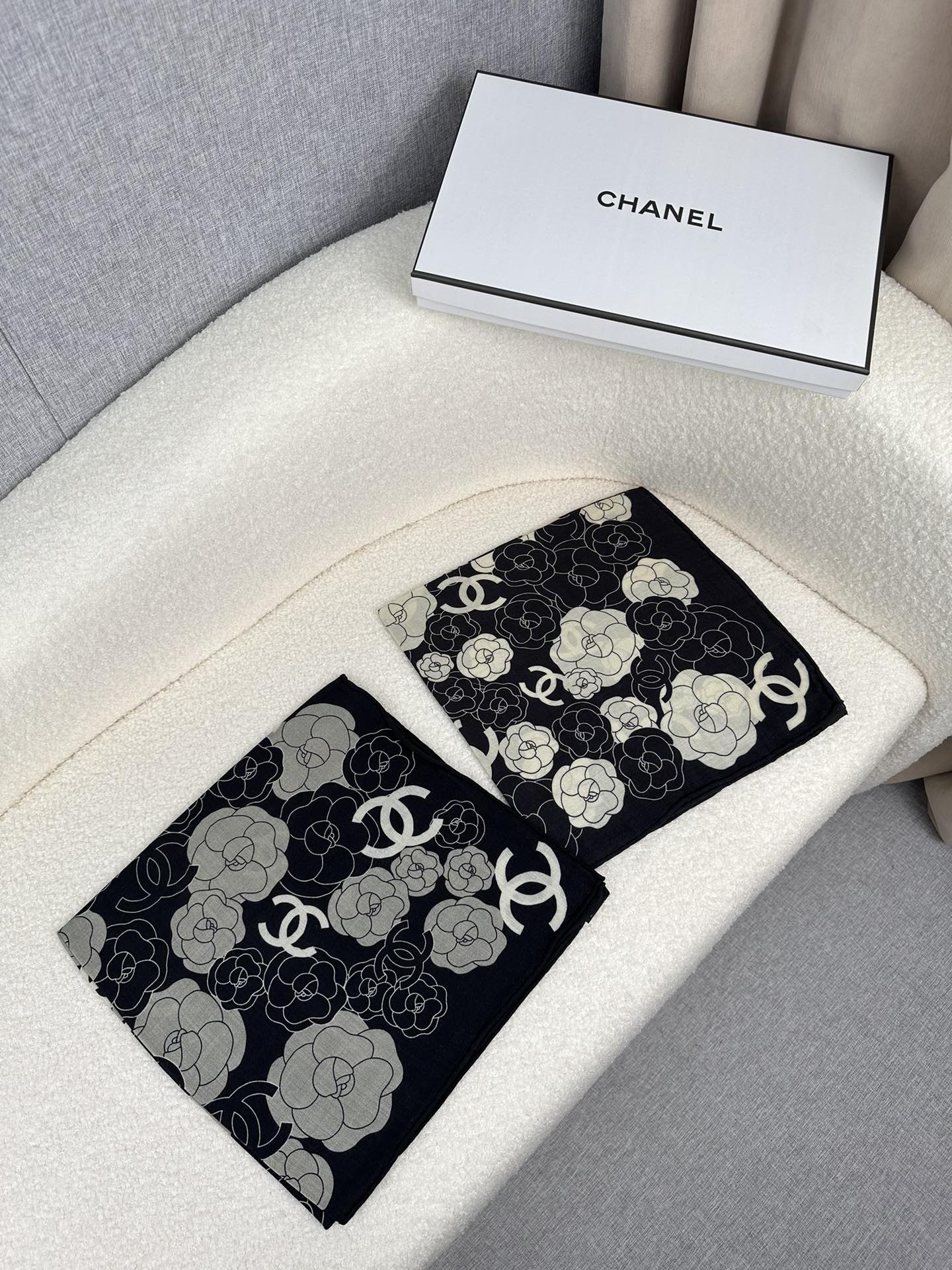 CC Square Scarf 70 CM In Black Mix Grey Camellia Cashmere And Silk 367380