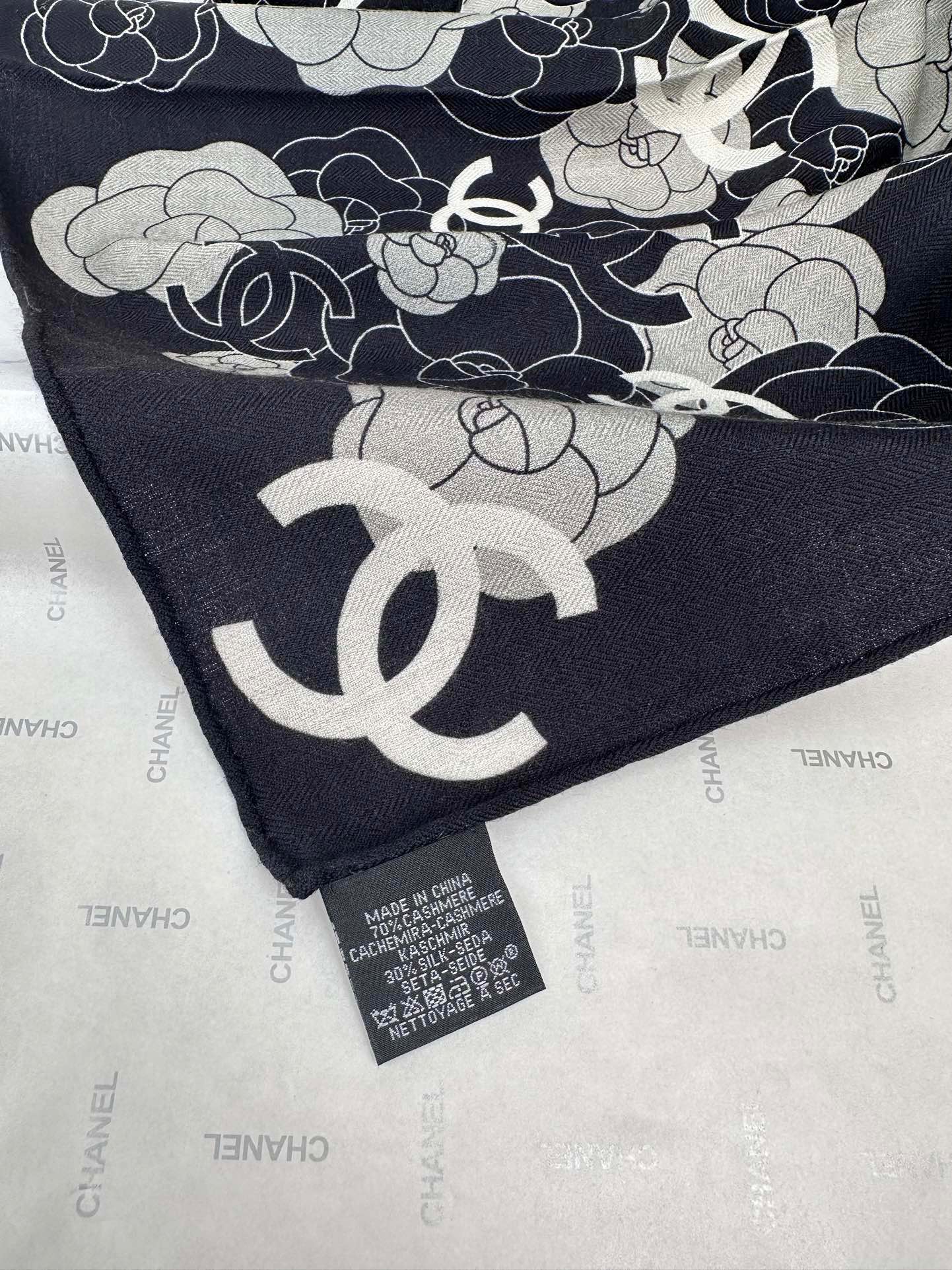 CC Square Scarf 70 CM In Black Mix Grey Camellia Cashmere And Silk 367380