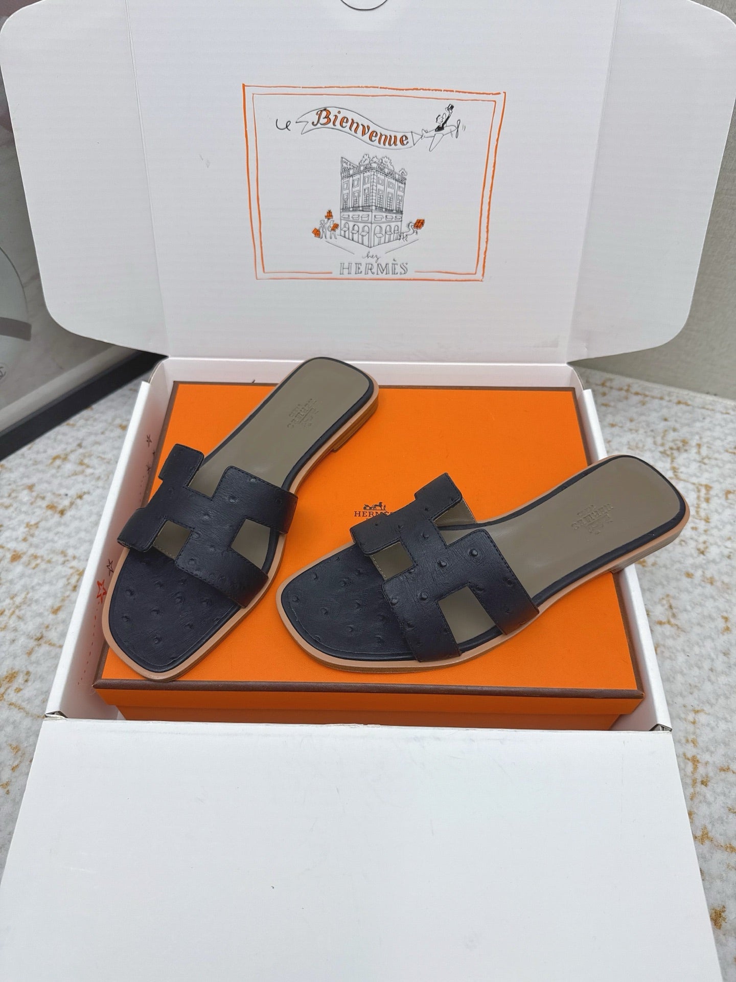 HM 26ss Oran Sandals Taupe Navy Blue Ostrich Leather 625089