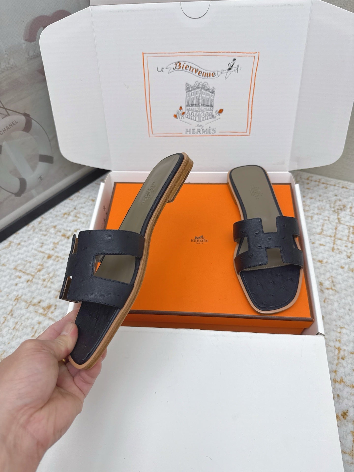 HM 26ss Oran Sandals Taupe Navy Blue Ostrich Leather 625089