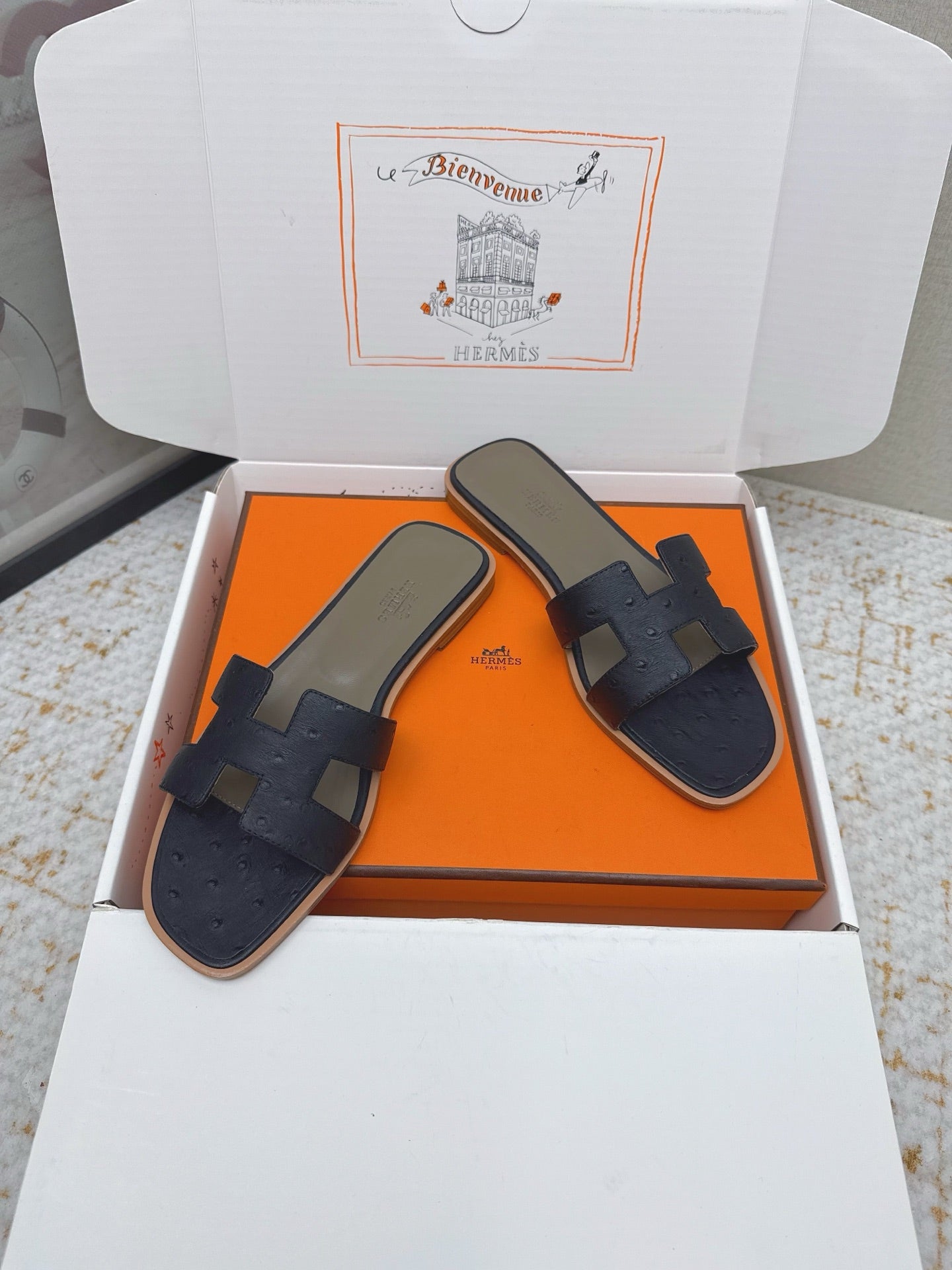 HM 26ss Oran Sandals Taupe Navy Blue Ostrich Leather 625089