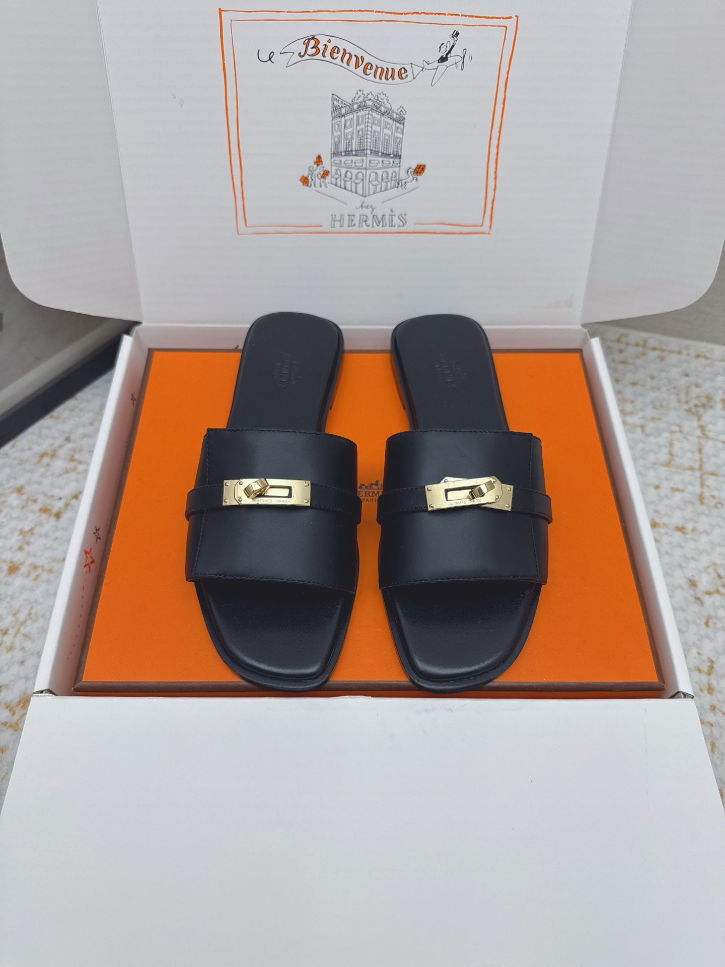HM 26ss Oasis Sandals Black Sheepskin Gold Buckle 625158