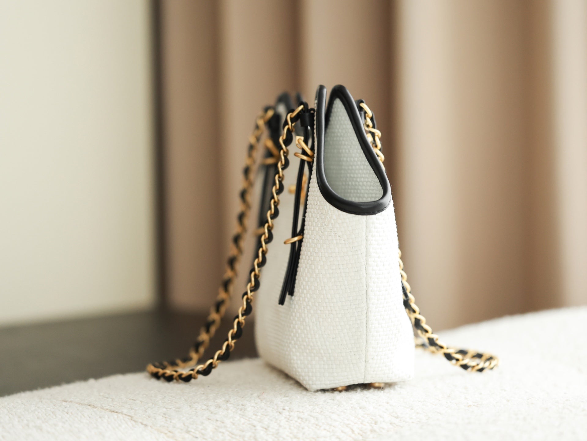 Chanel 2026 Maxi Hobo Bag 28cm White Straw Leather 351096