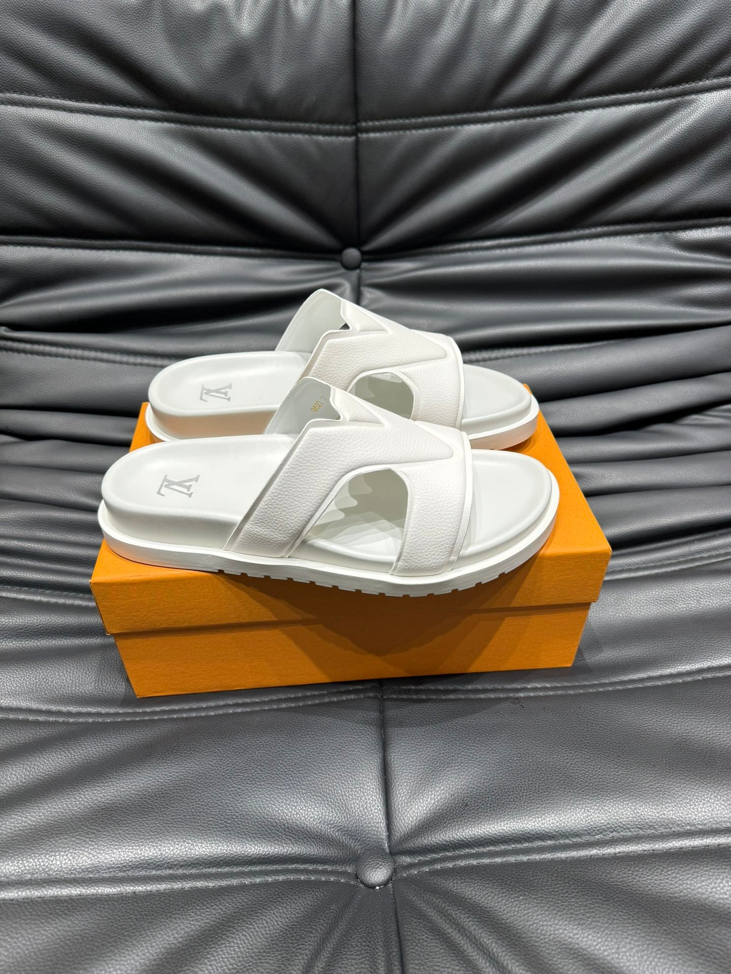 LV OASIS MULE IN WHITE CALFSKIN