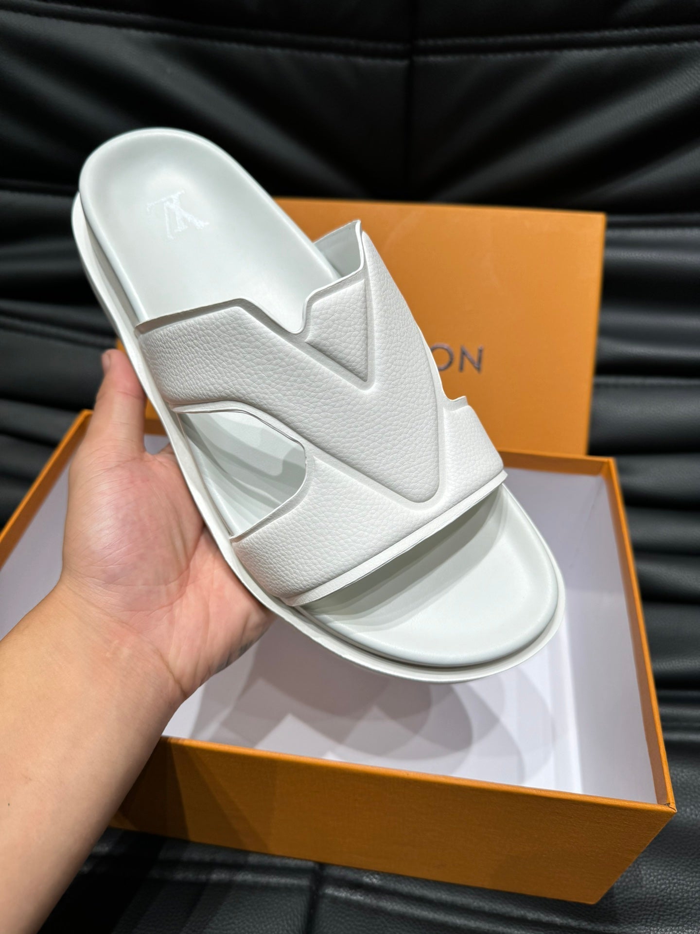 LV OASIS MULE IN WHITE CALFSKIN