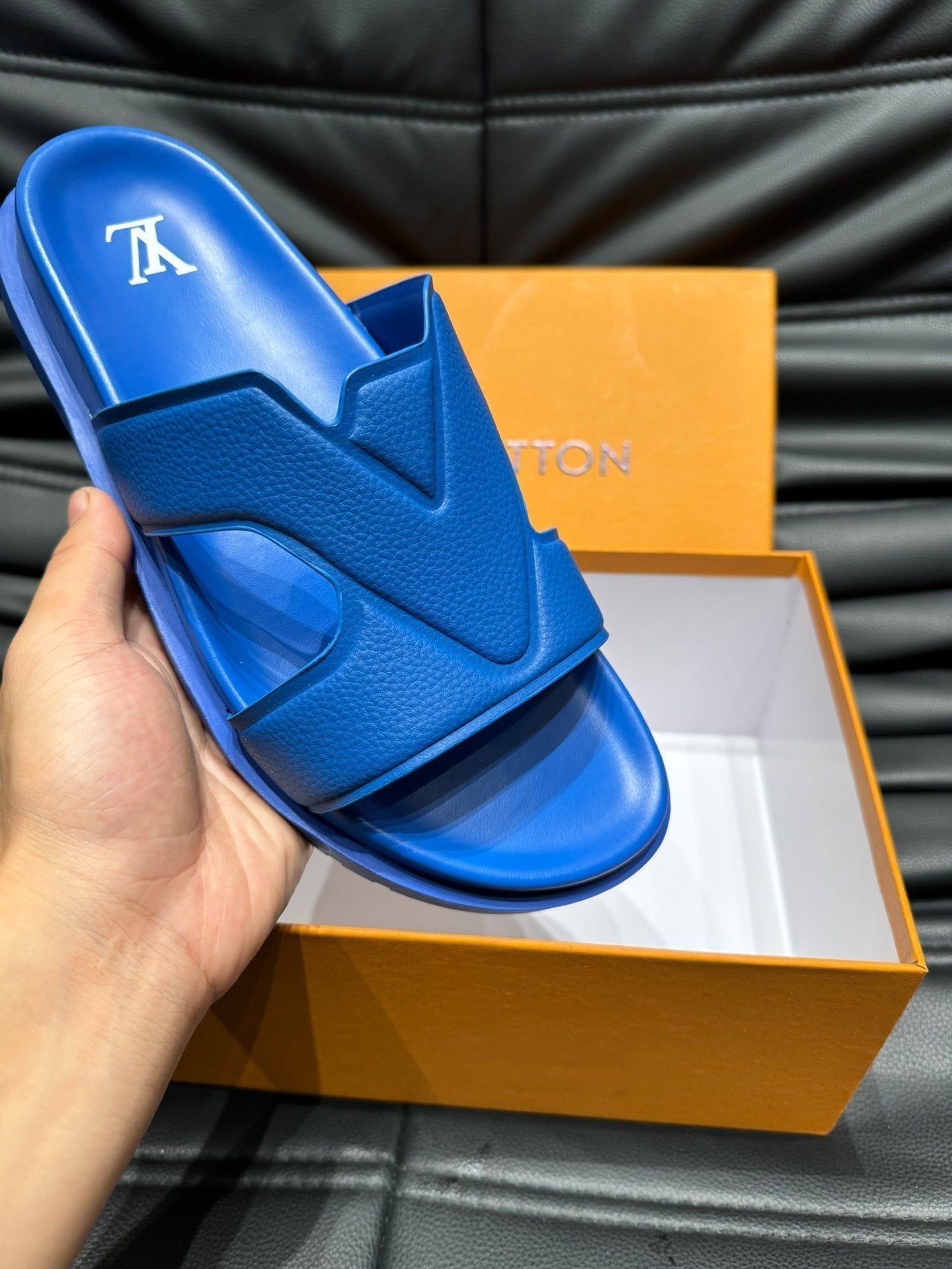 LV OASIS MULE IN COBALT BLUE CALFSKIN