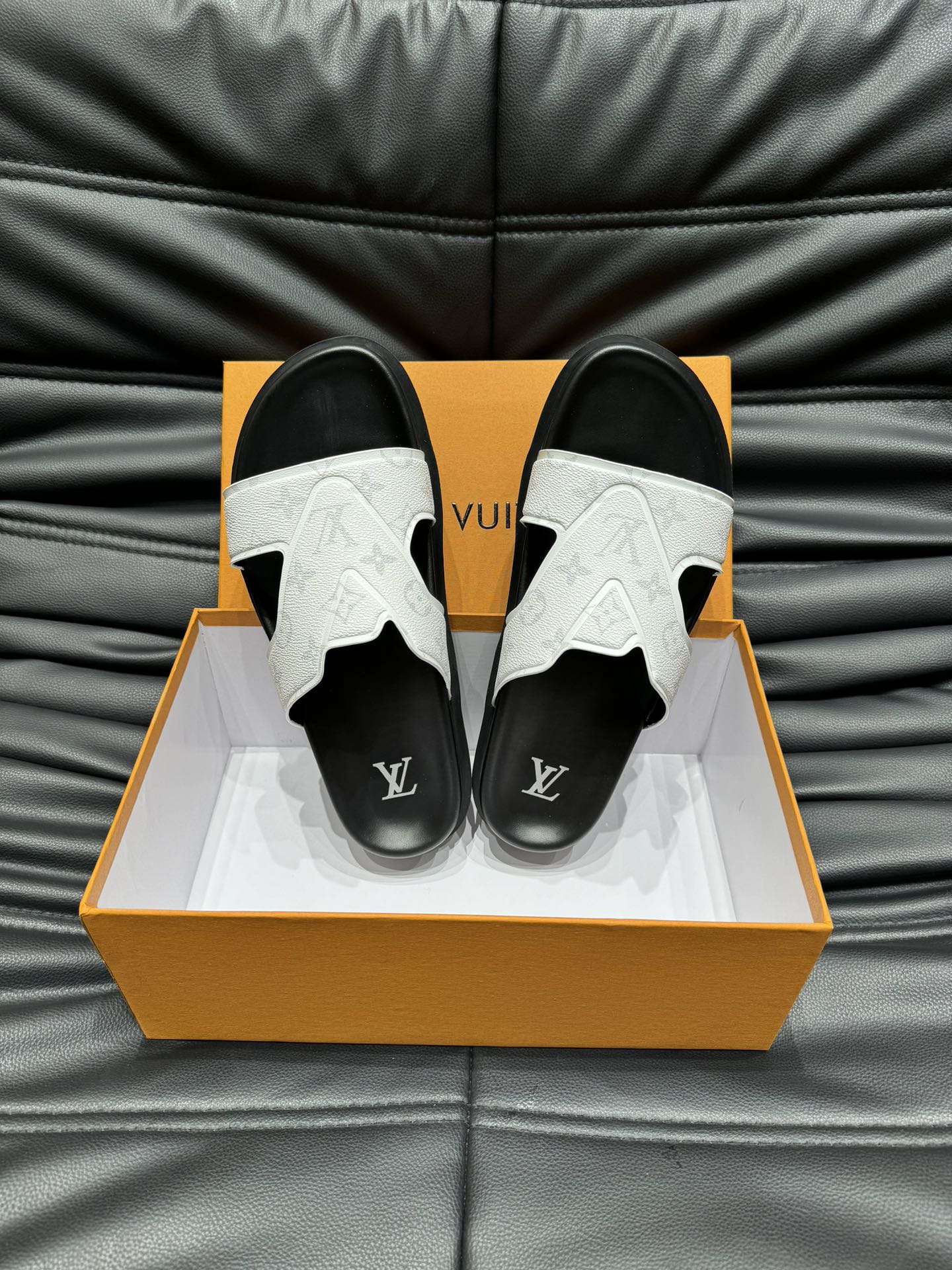 LV OASIS MULE IN WHITE MONOGRAM CALFSKIN