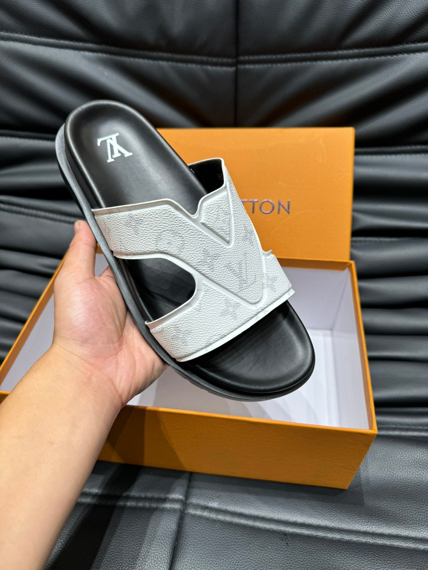 LV OASIS MULE IN WHITE MONOGRAM CALFSKIN