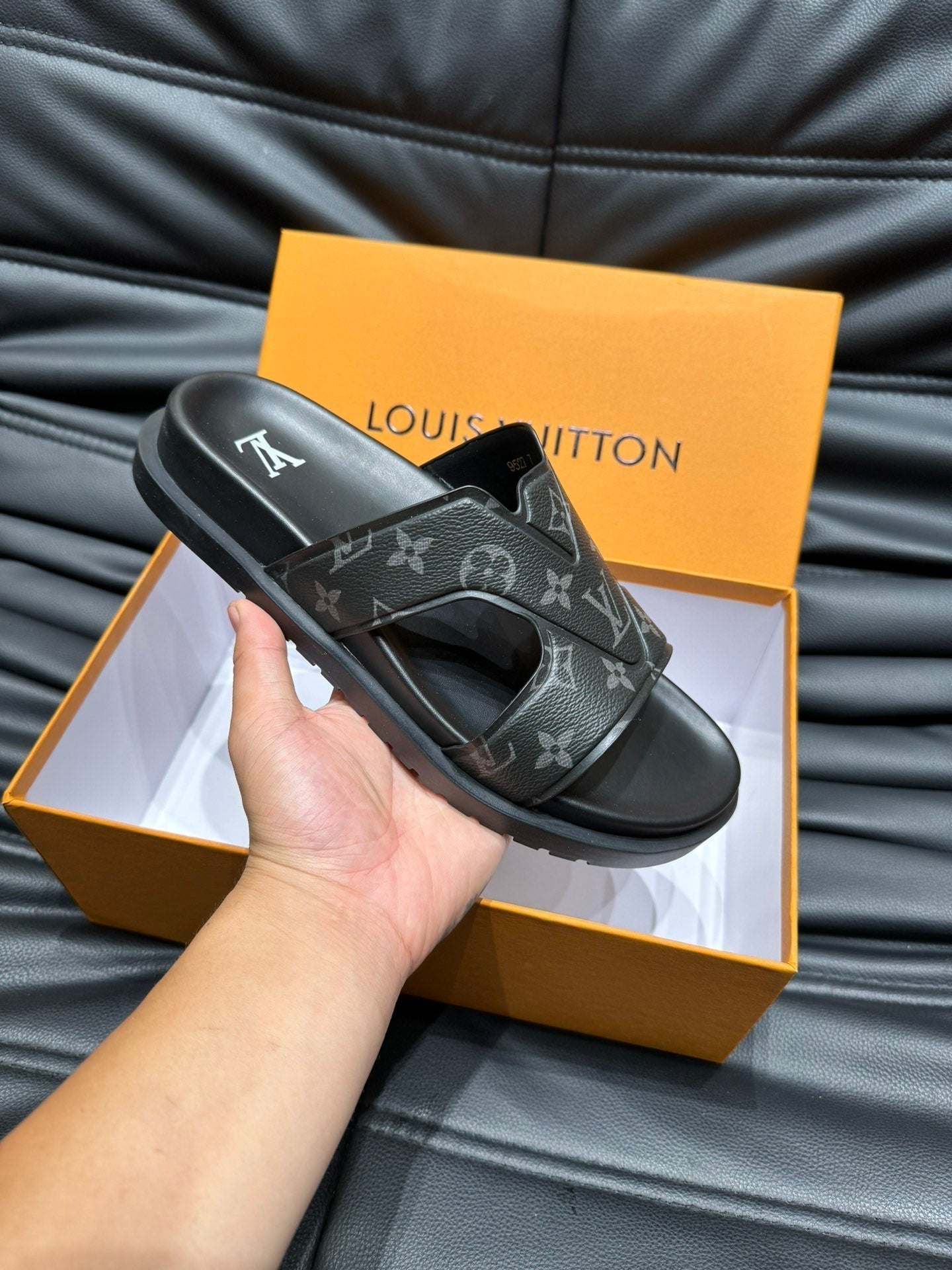 LV OASIS MULE IN BLACK MONOGRAM CALFSKIN