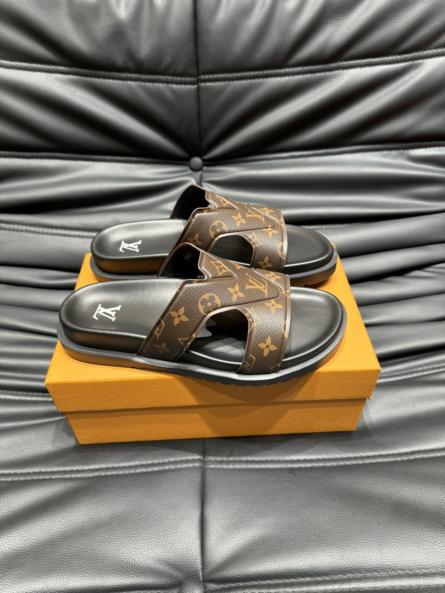 LV OASIS MULE IN CHOCOLATE BROWN MONOGRAM CALFSKIN