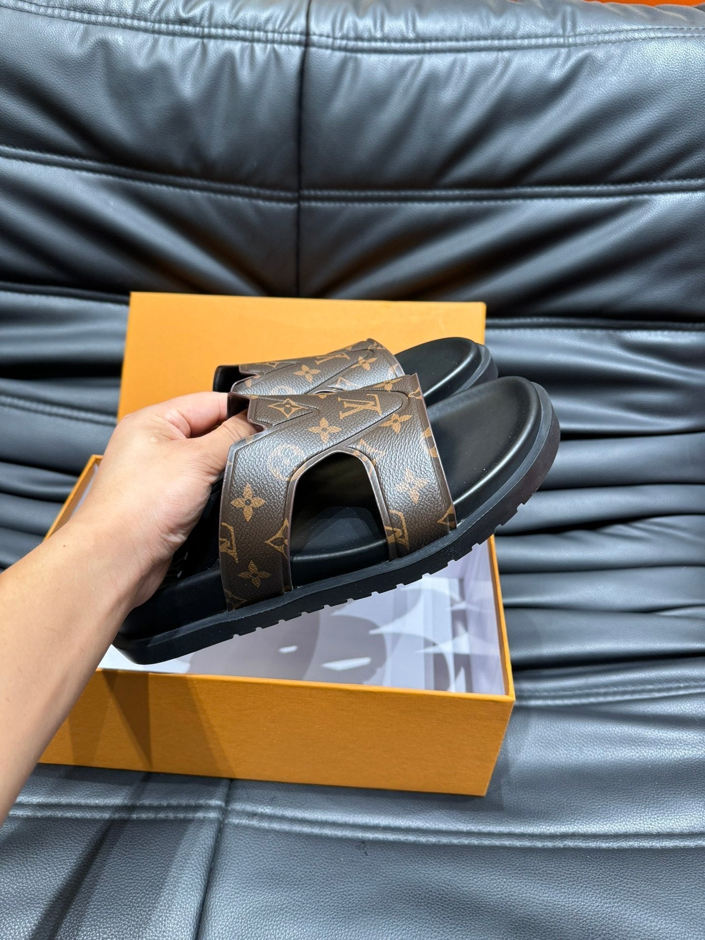 LV OASIS MULE IN CHOCOLATE BROWN MONOGRAM CALFSKIN