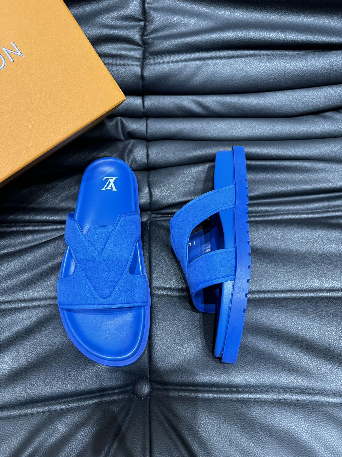 LV OASIS MULE IN COBALT BLUE SUEDE CALFSKIN