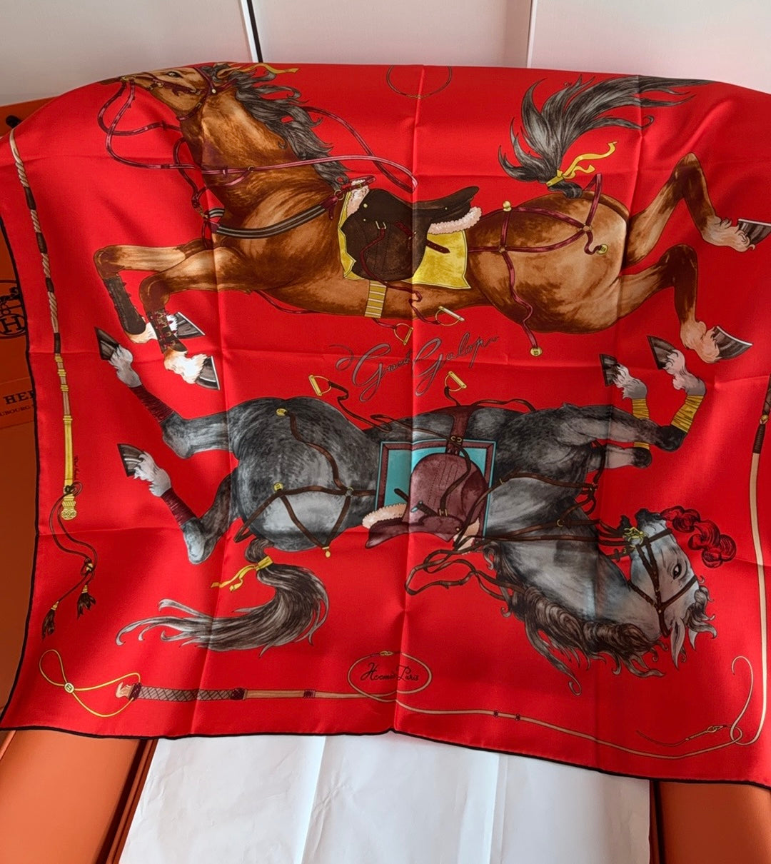HM 26s 90 House Scarf Red Colorful Mulberry Silk 153371