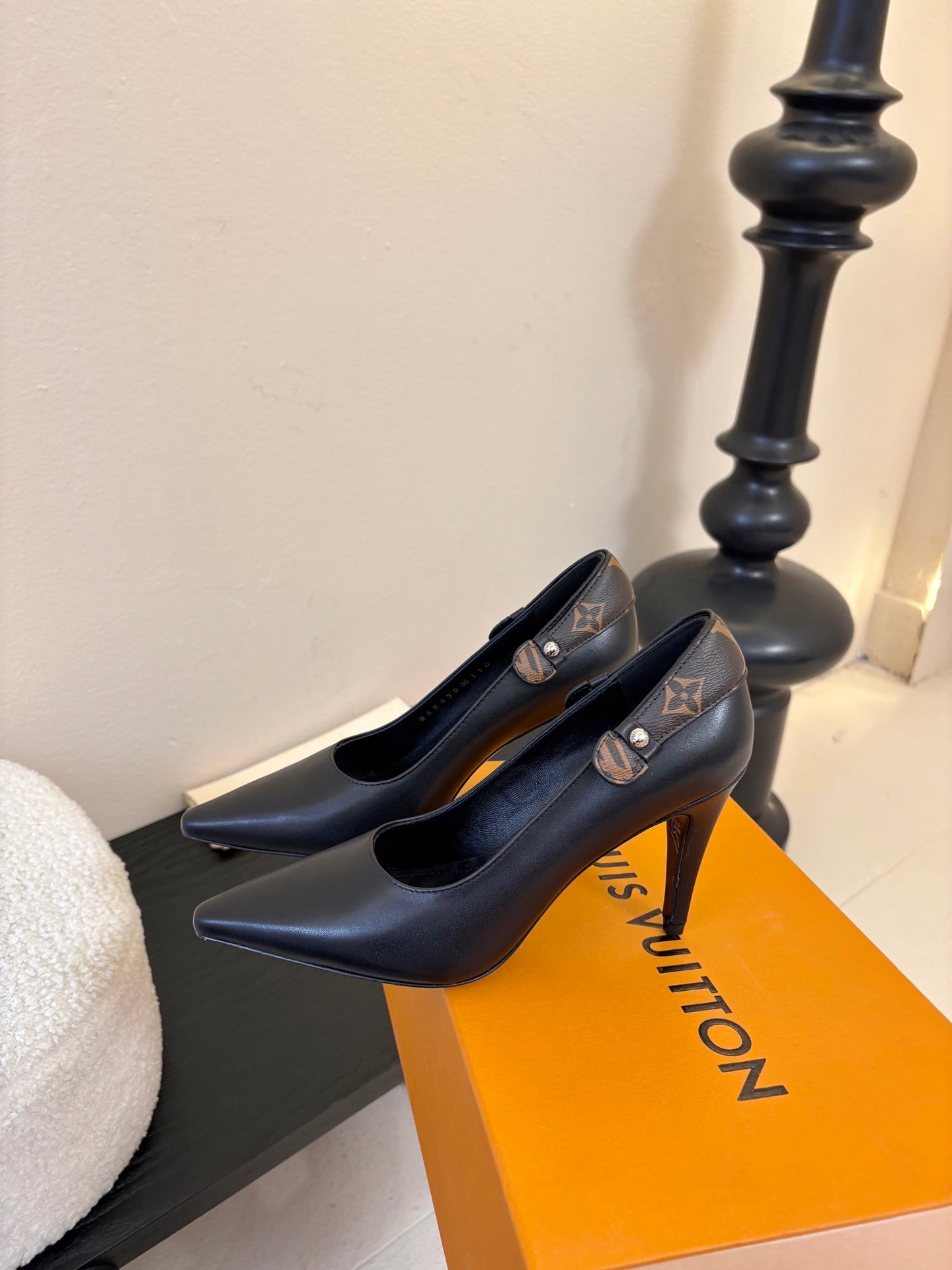 LV 26ss High Heeled Pump 90 Black Sheepskin 627235