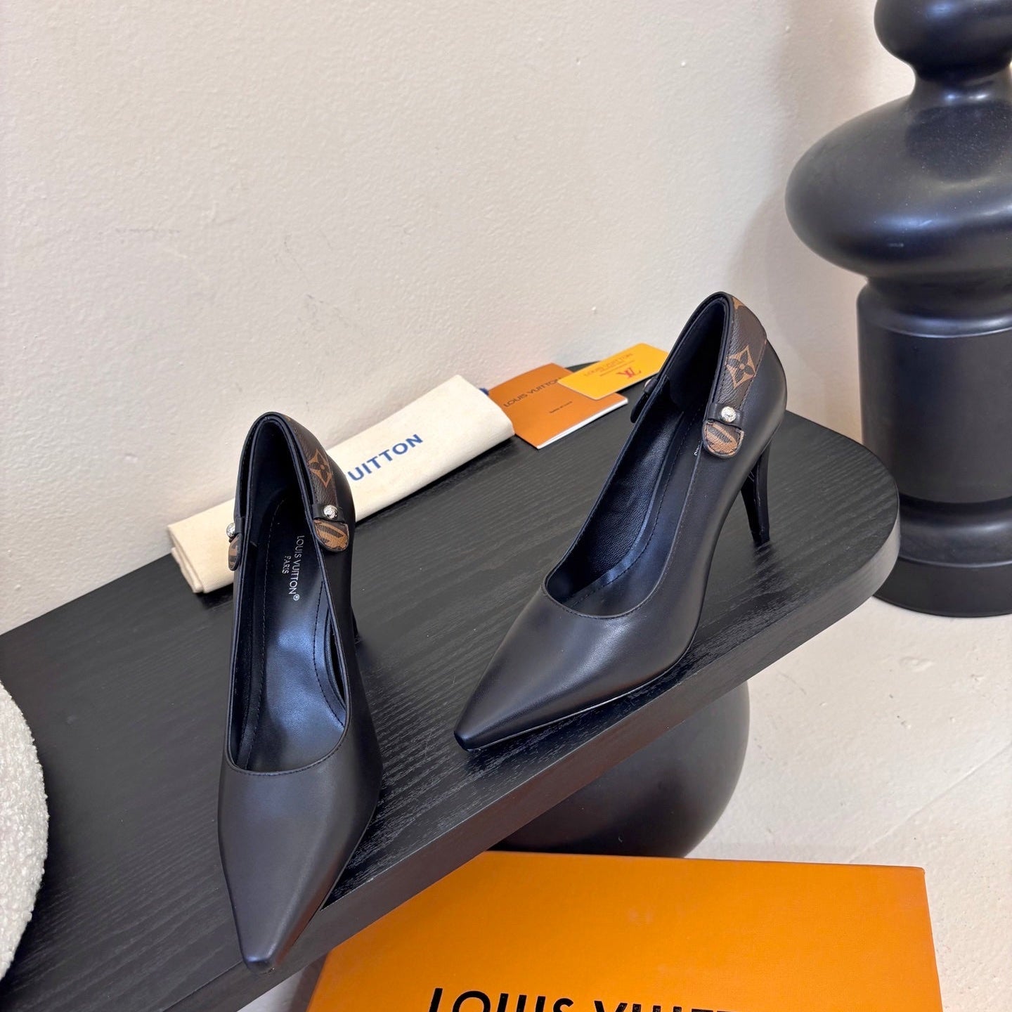 LV 26ss High Heeled Pump 90 Black Sheepskin 627235
