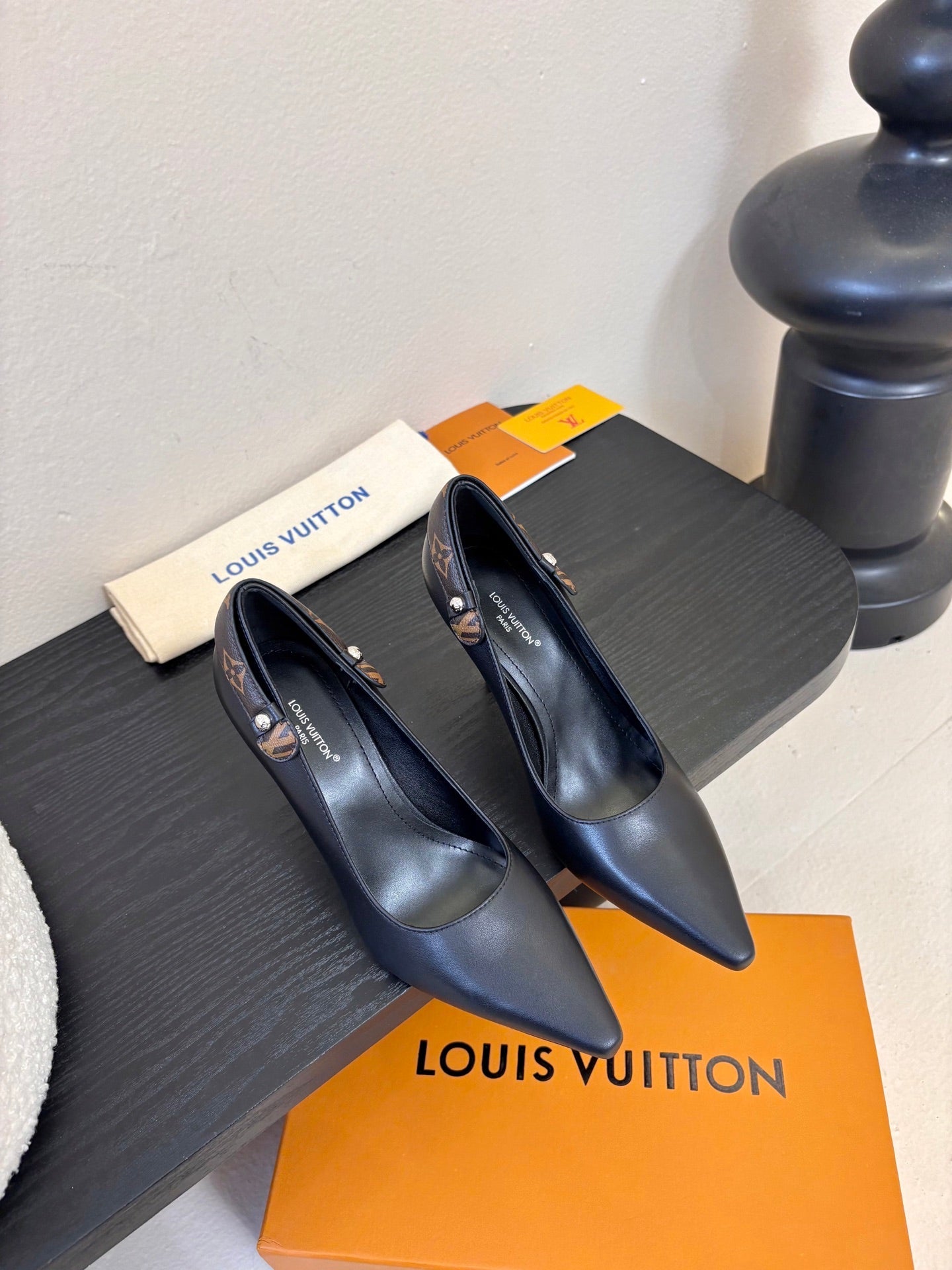 LV 26ss High Heeled Pump 90 Black Sheepskin 627235