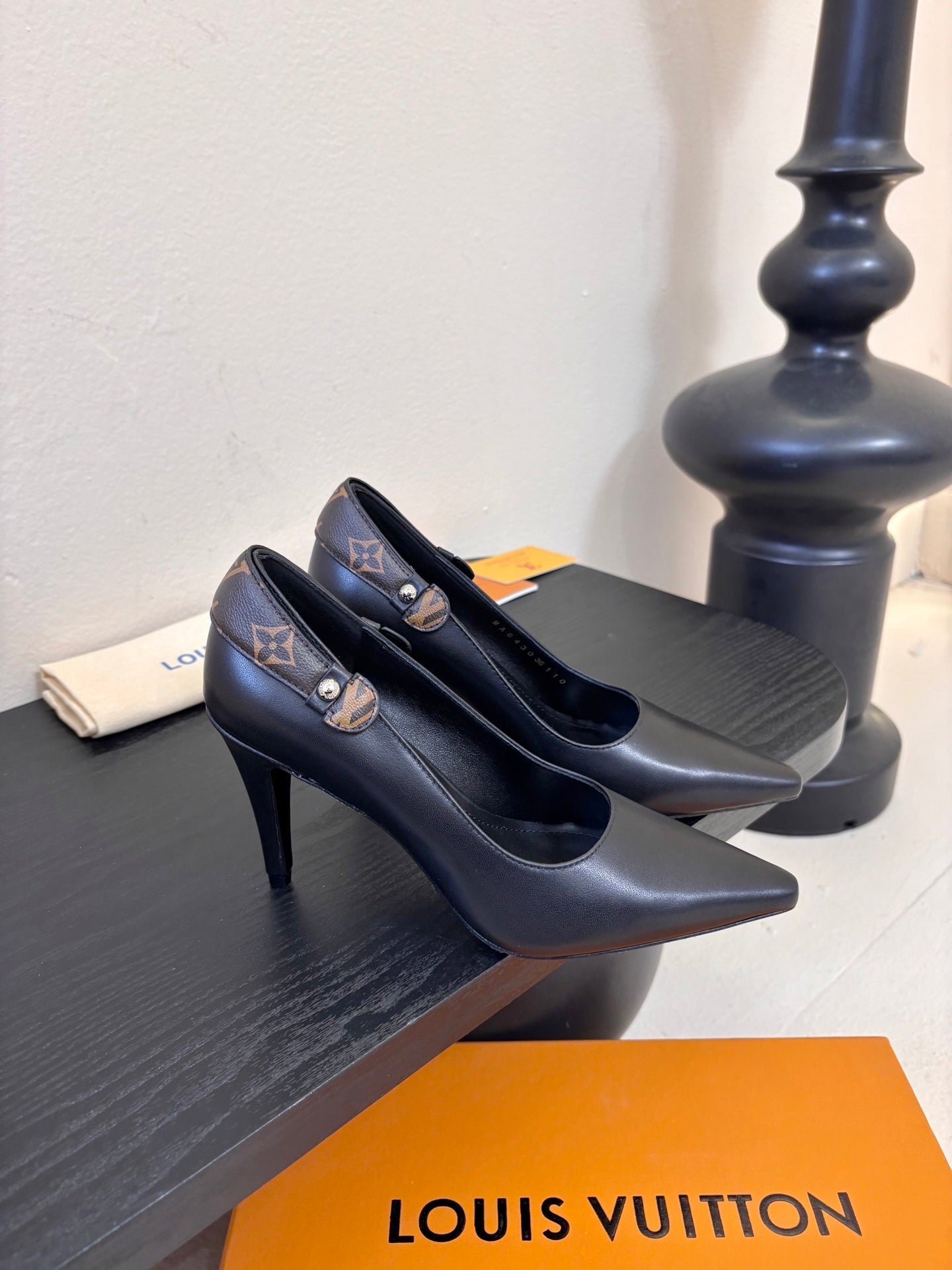 LV 26ss High Heeled Pump 90 Black Sheepskin 627235