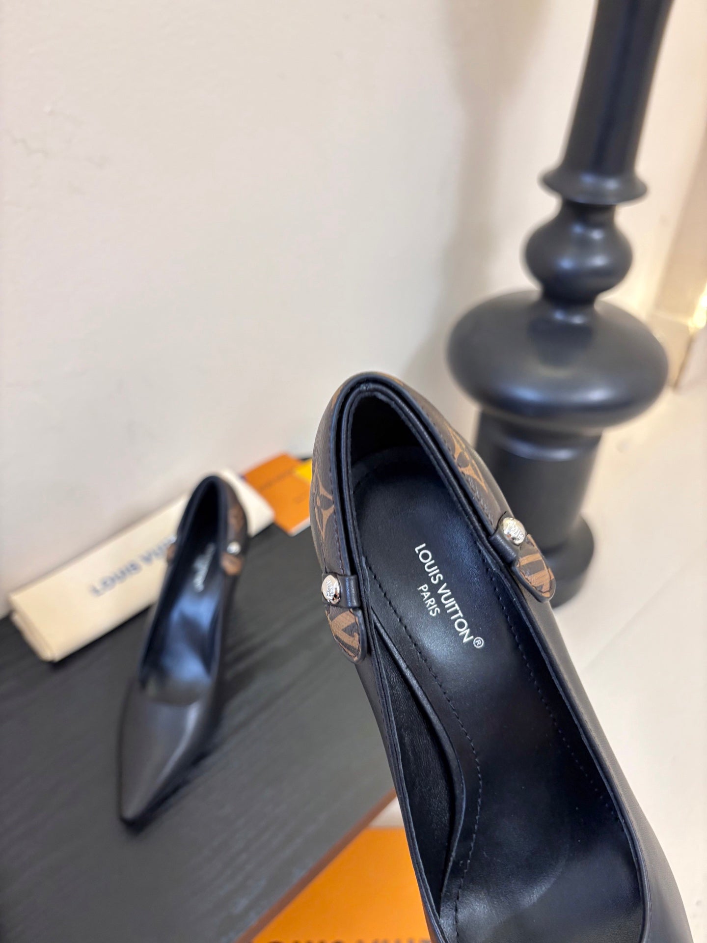 LV 26ss High Heeled Pump 90 Black Sheepskin 627235