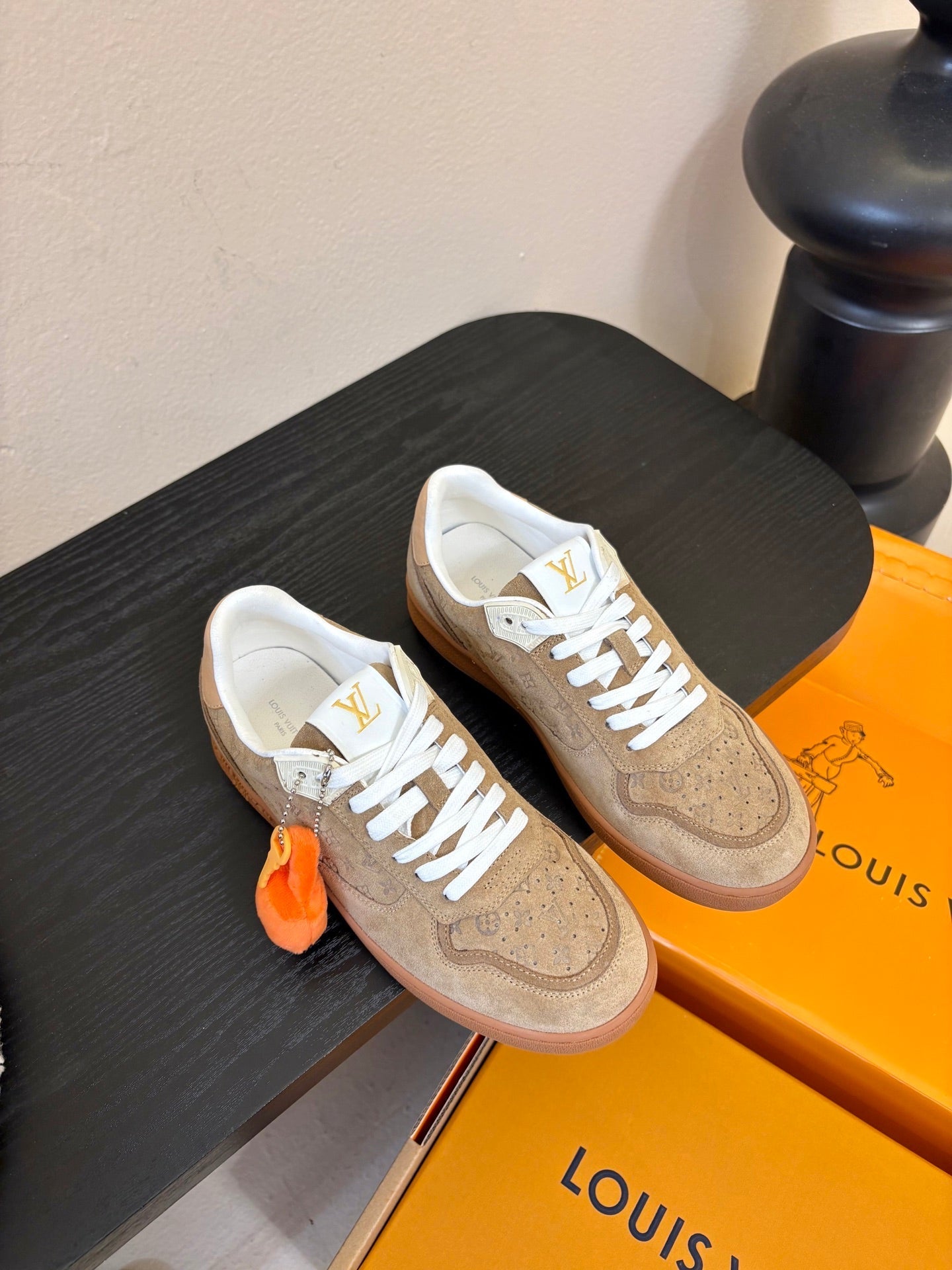 LV 26ss Lagoon Sneaker Light Brown Suede 627297