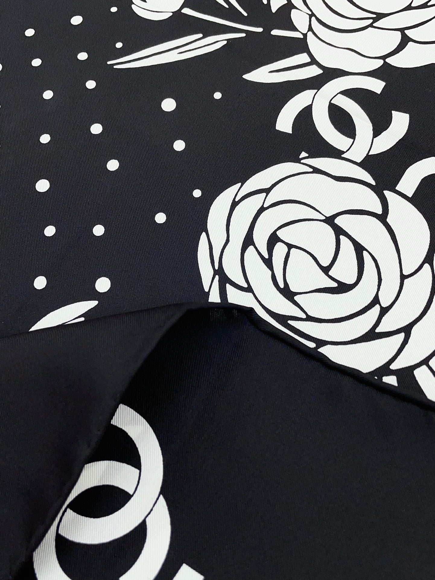 CC Square Scarf 90 CM In Black Polka Dot White Camellia Silk Twill 288723