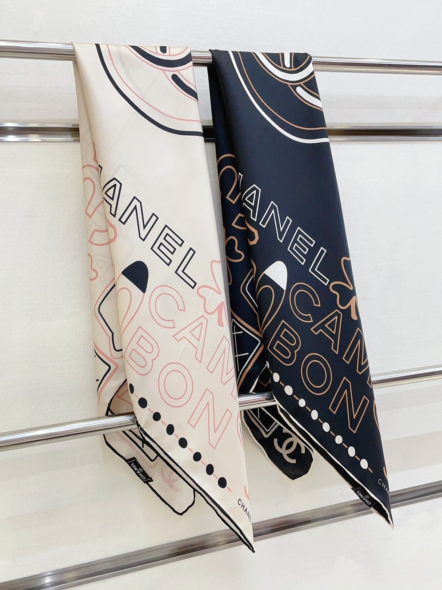 CC Square Scarf 90 CM In White Mix Black Pink Silk Twill 165001