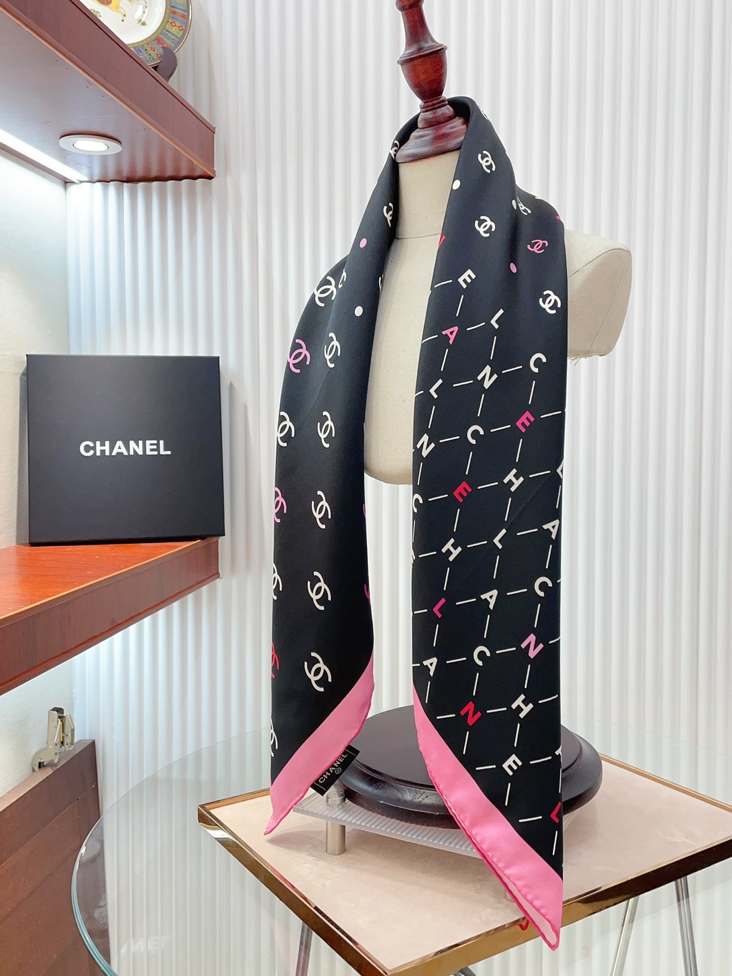 CC Square Scarf 90 CM In Black Pink Silk 167944