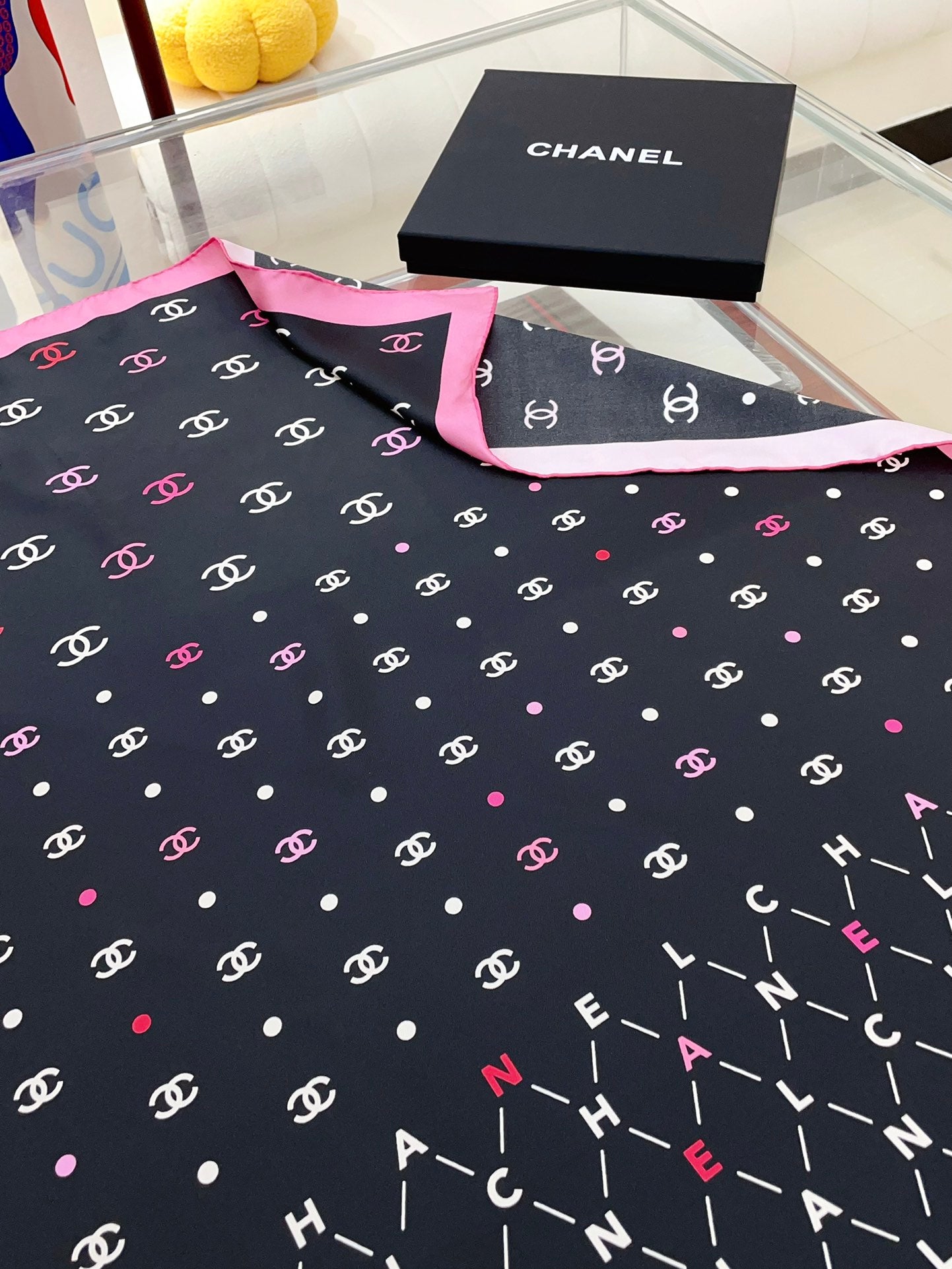 CC Square Scarf 90 CM In Black Pink Silk 167944