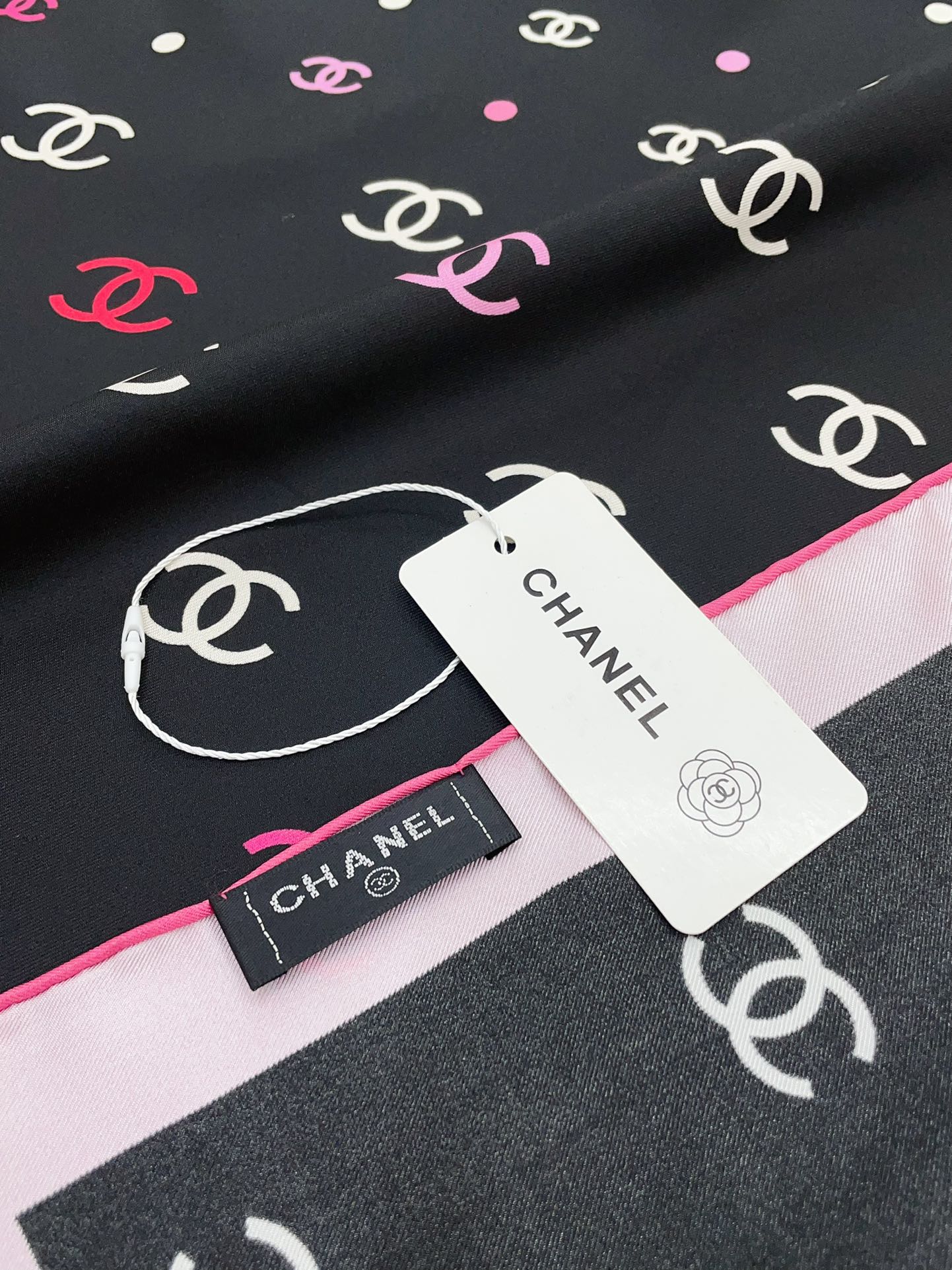 CC Square Scarf 90 CM In Black Pink Silk 167944